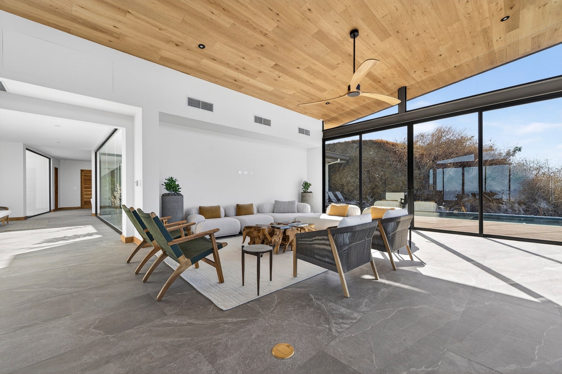 Luxury Hilltop Villa with Ocean Views — photo 5 of 19