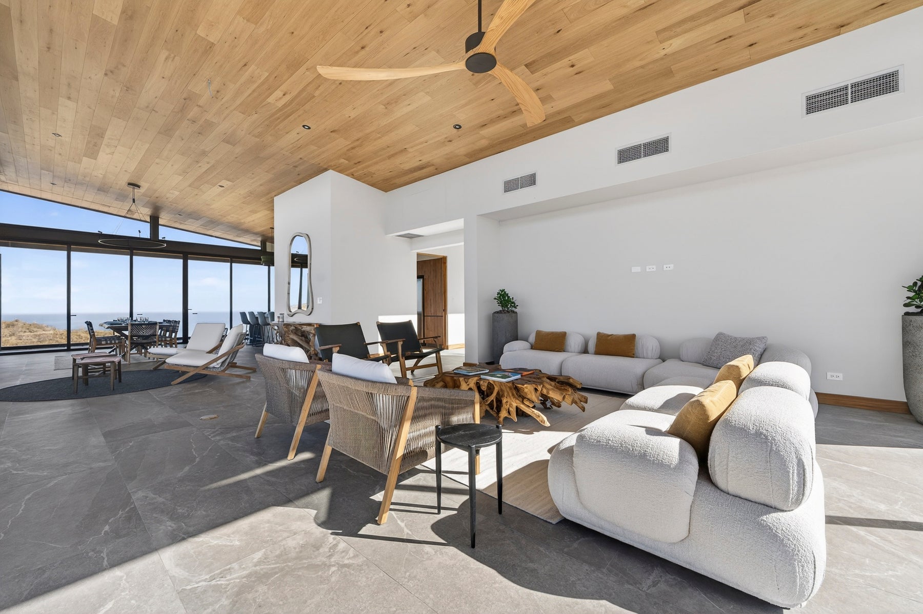 Luxury Hilltop Villa with Ocean Views — photo 6 of 19