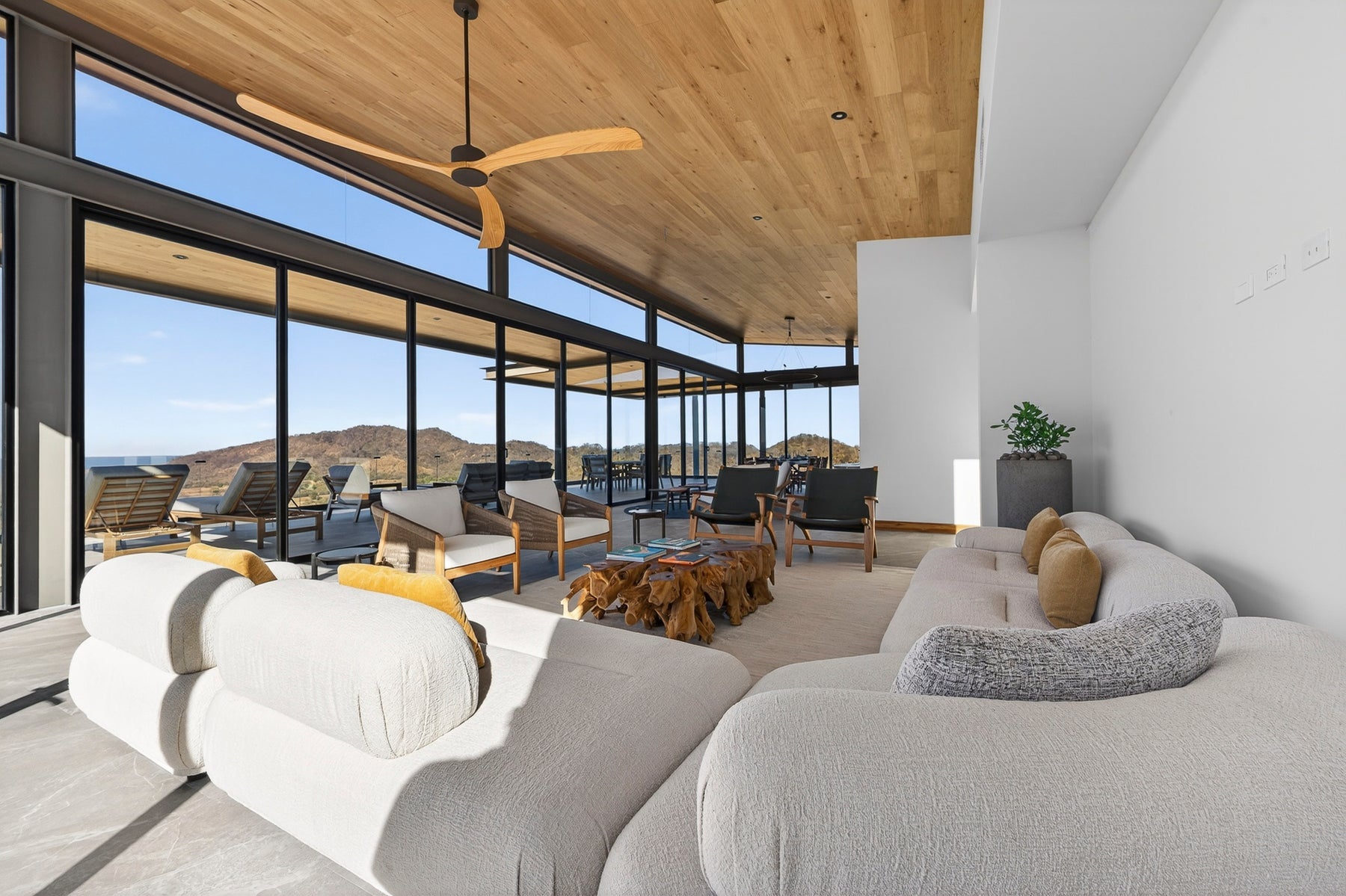 Luxury Hilltop Villa with Ocean Views — photo 7 of 19