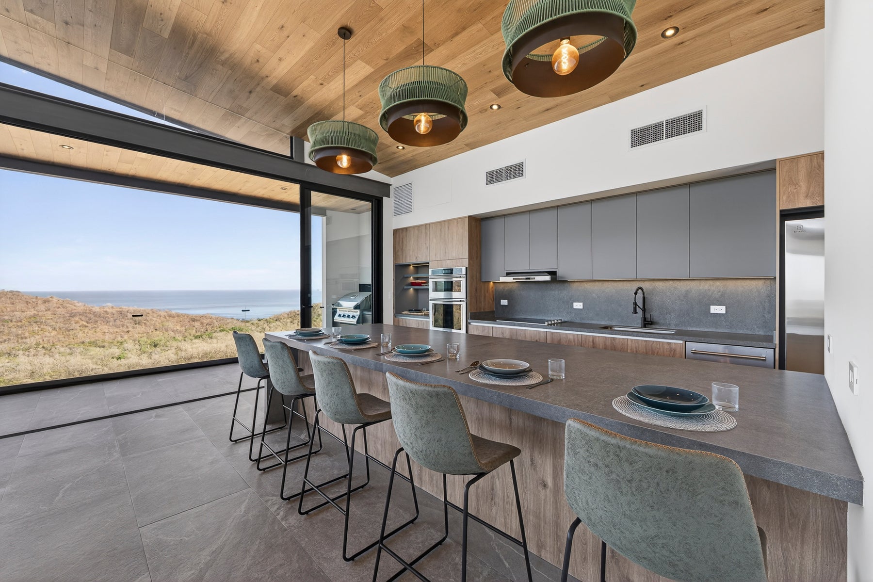 Luxury Hilltop Villa with Ocean Views — photo 9 of 19