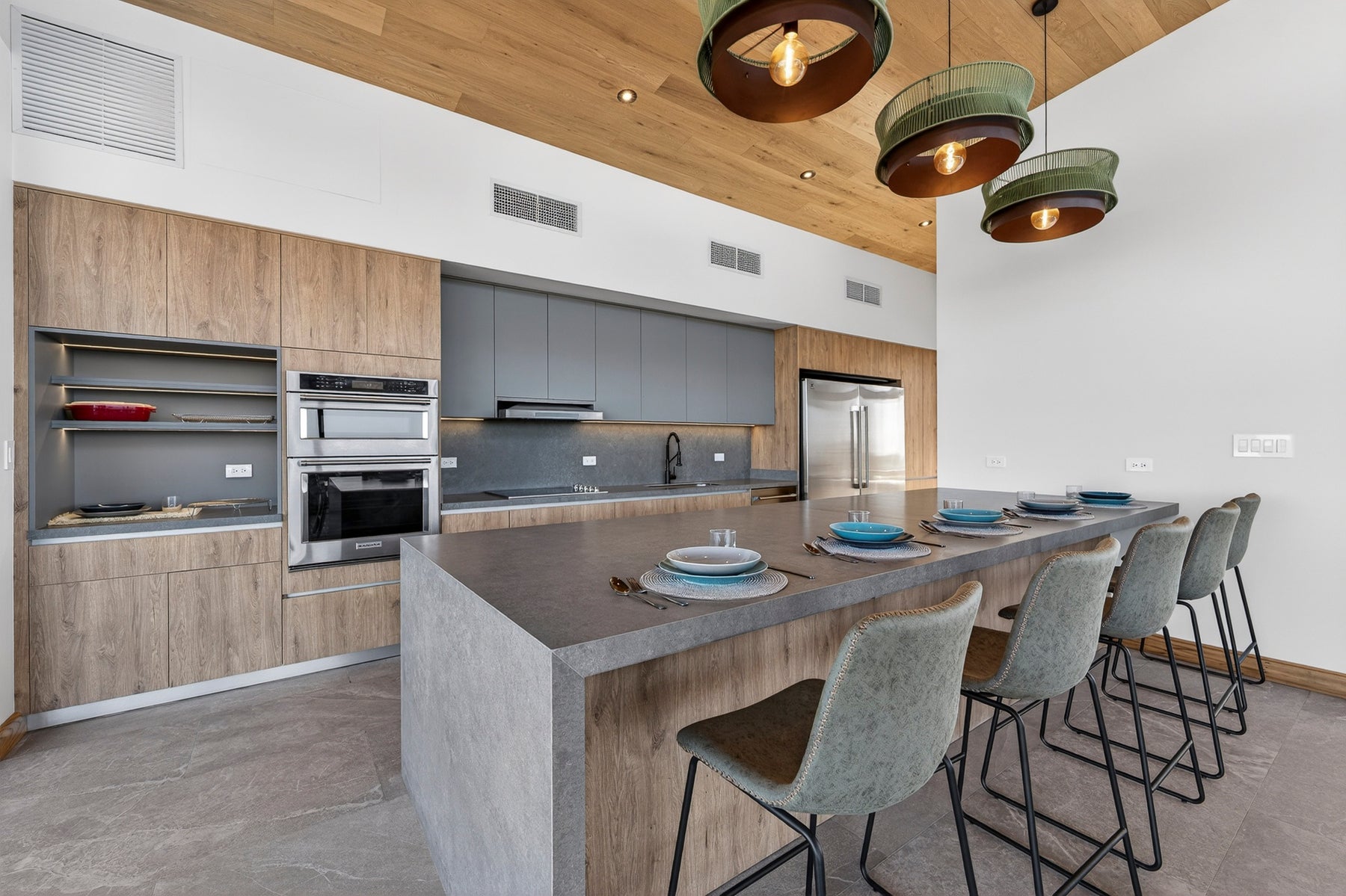 Luxury Hilltop Villa with Ocean Views — photo 10 of 19