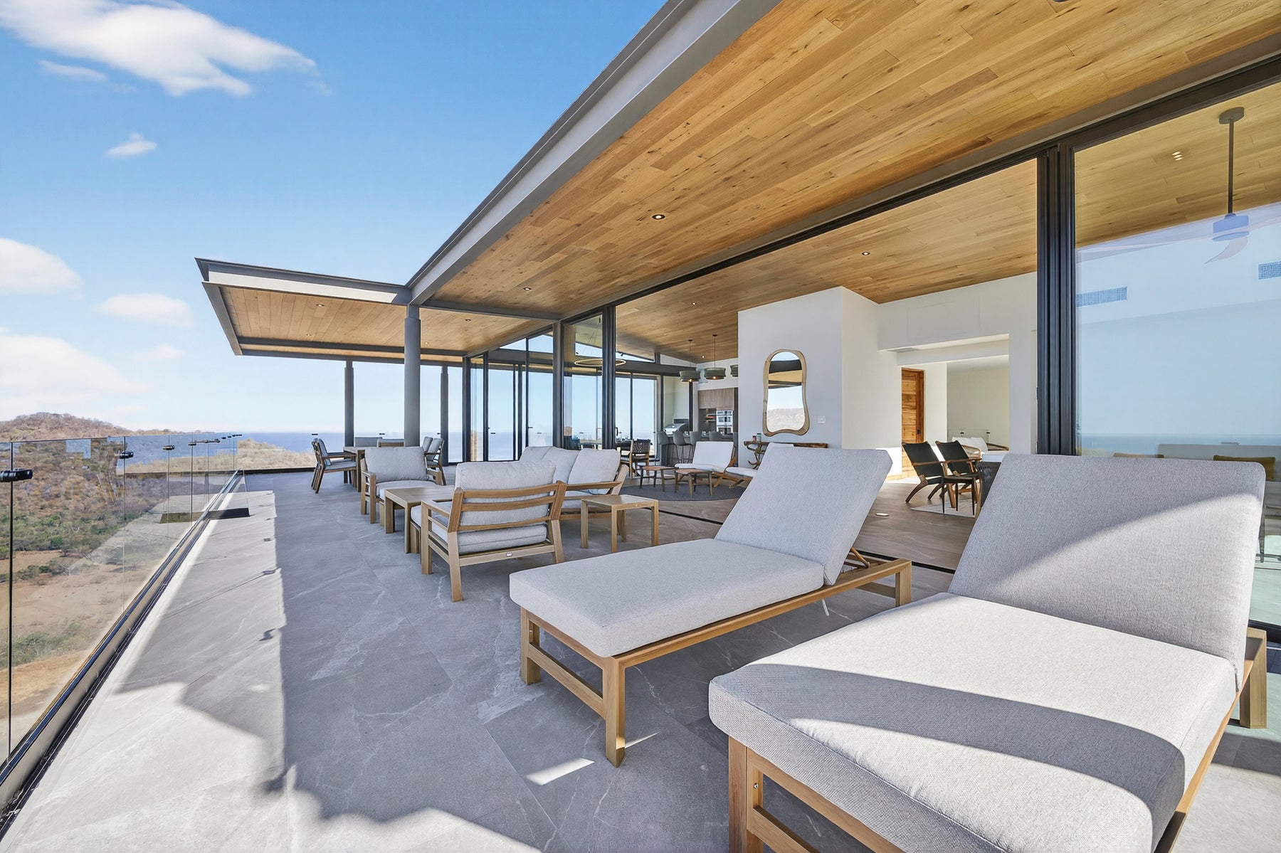 Luxury Hilltop Villa with Ocean Views — photo 17 of 19