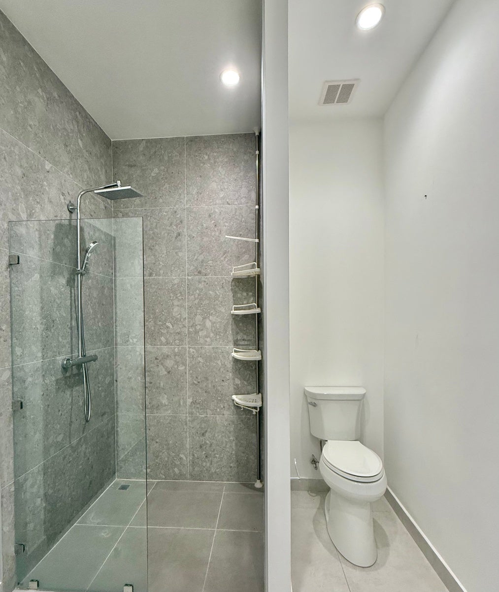 Contemporary Apartment with Large Terrace — photo 14 of 19