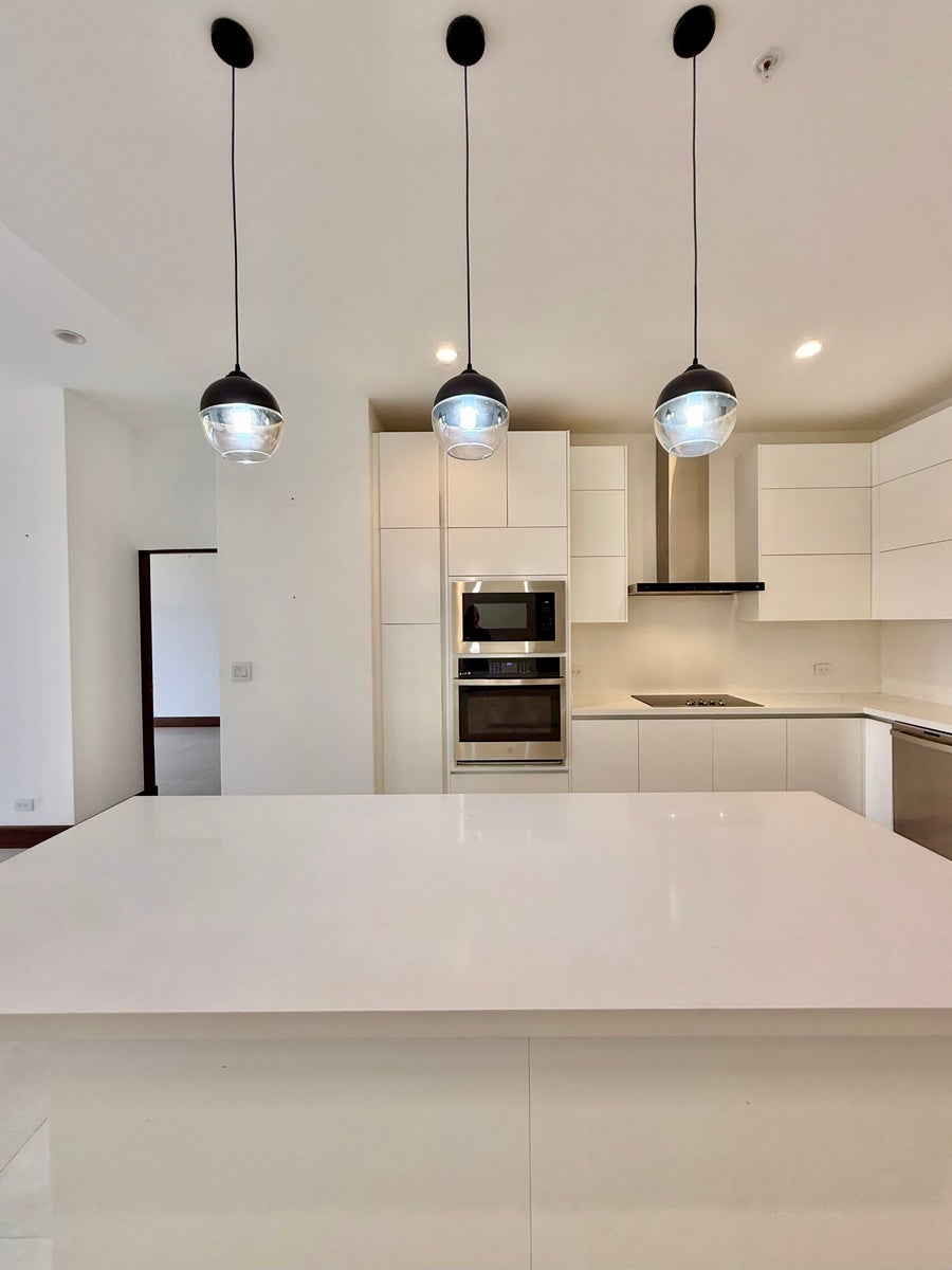 Contemporary Apartment with Large Terrace — photo 6 of 19