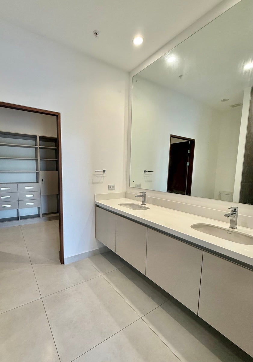 Contemporary Apartment with Large Terrace — photo 13 of 19