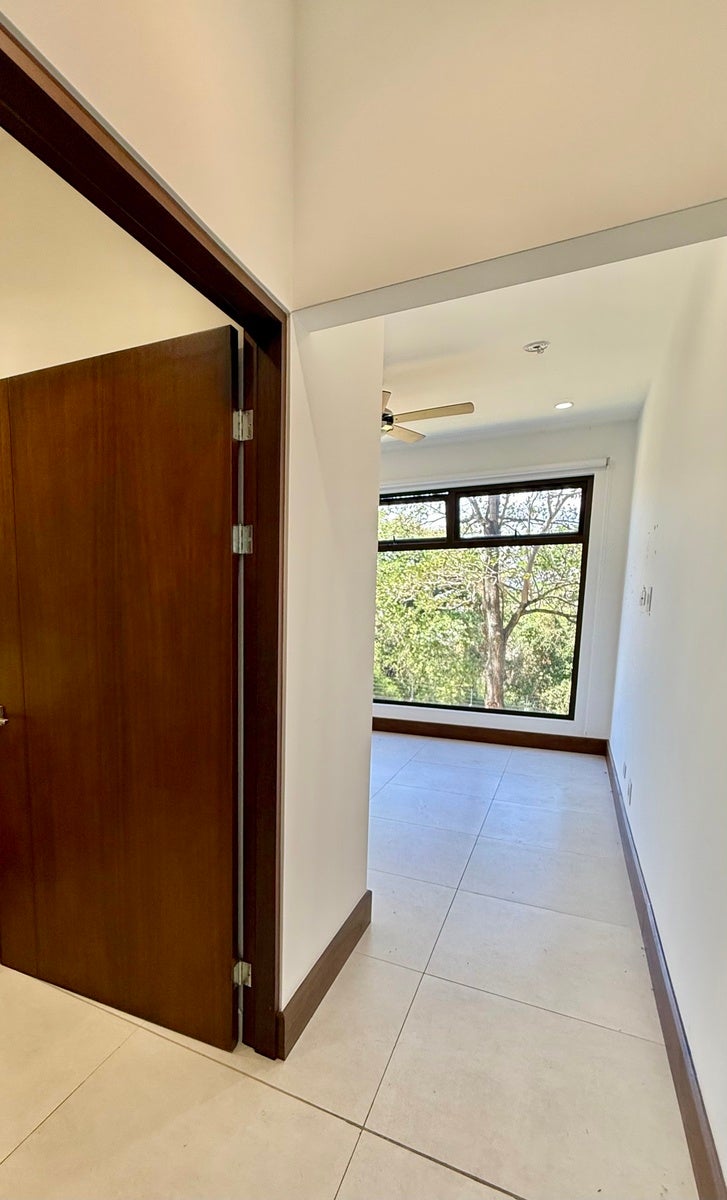 Contemporary Apartment with Large Terrace — photo 16 of 19