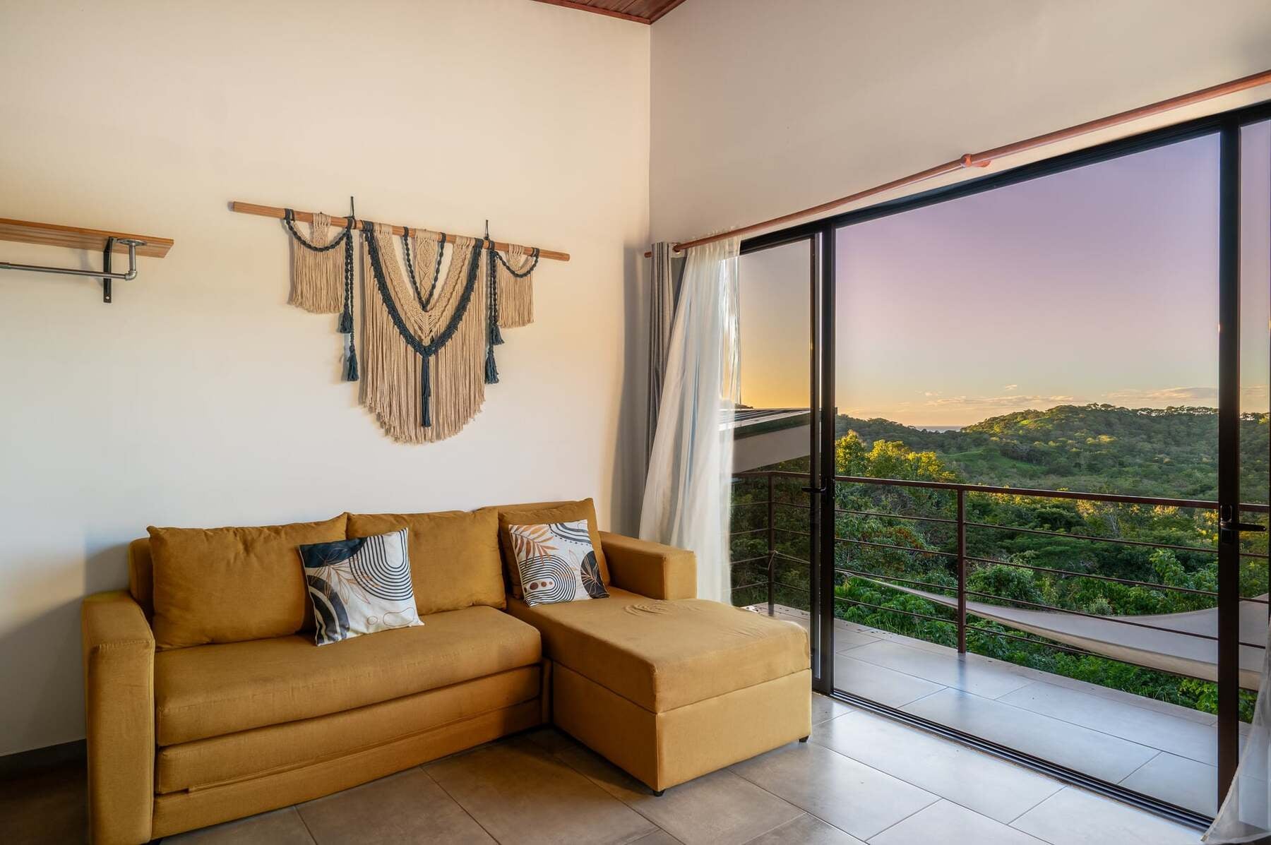 Tropical Luxury Modern Home — photo 15 of 19