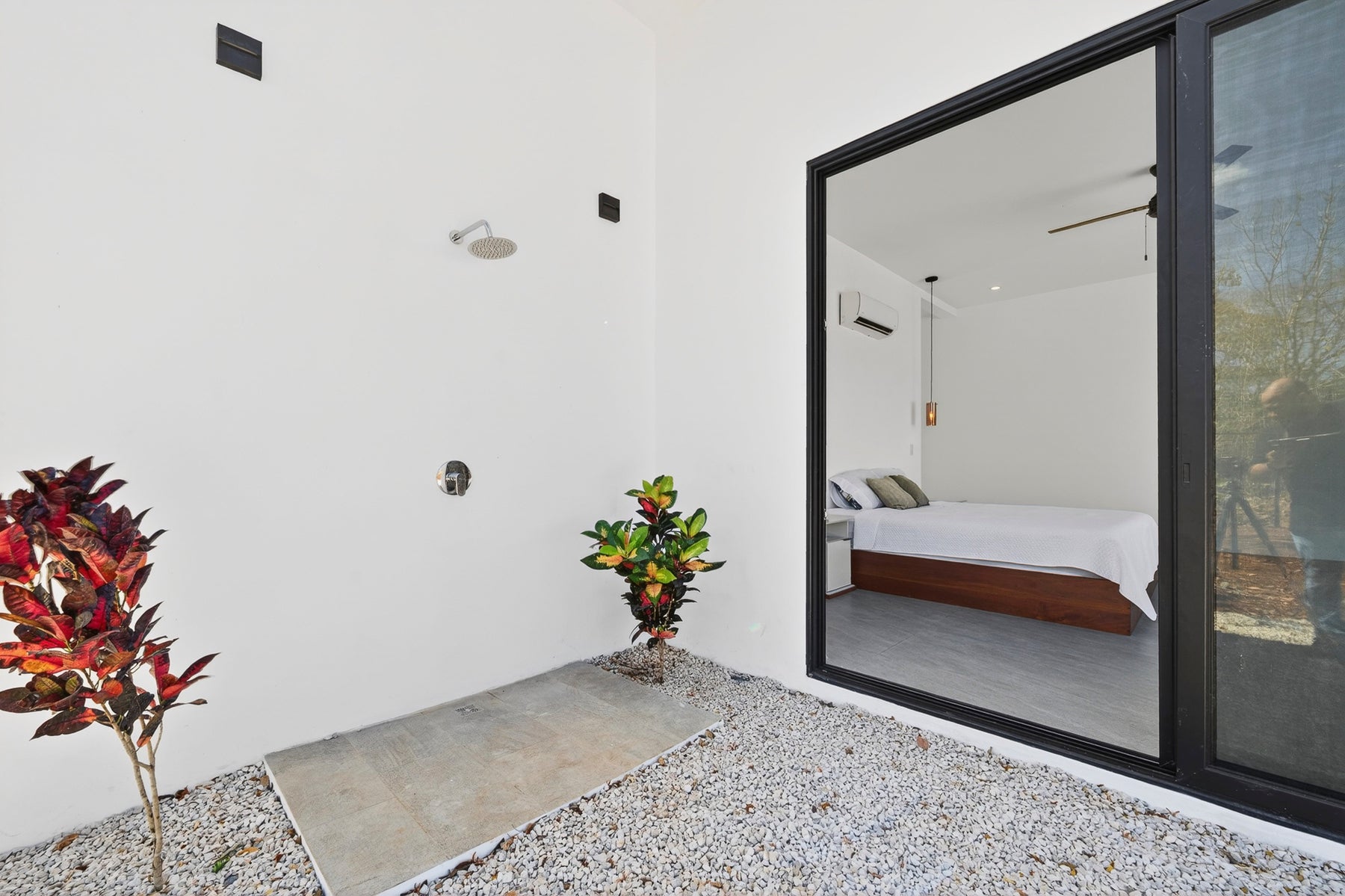 Modern Pool Home — photo 17 of 19