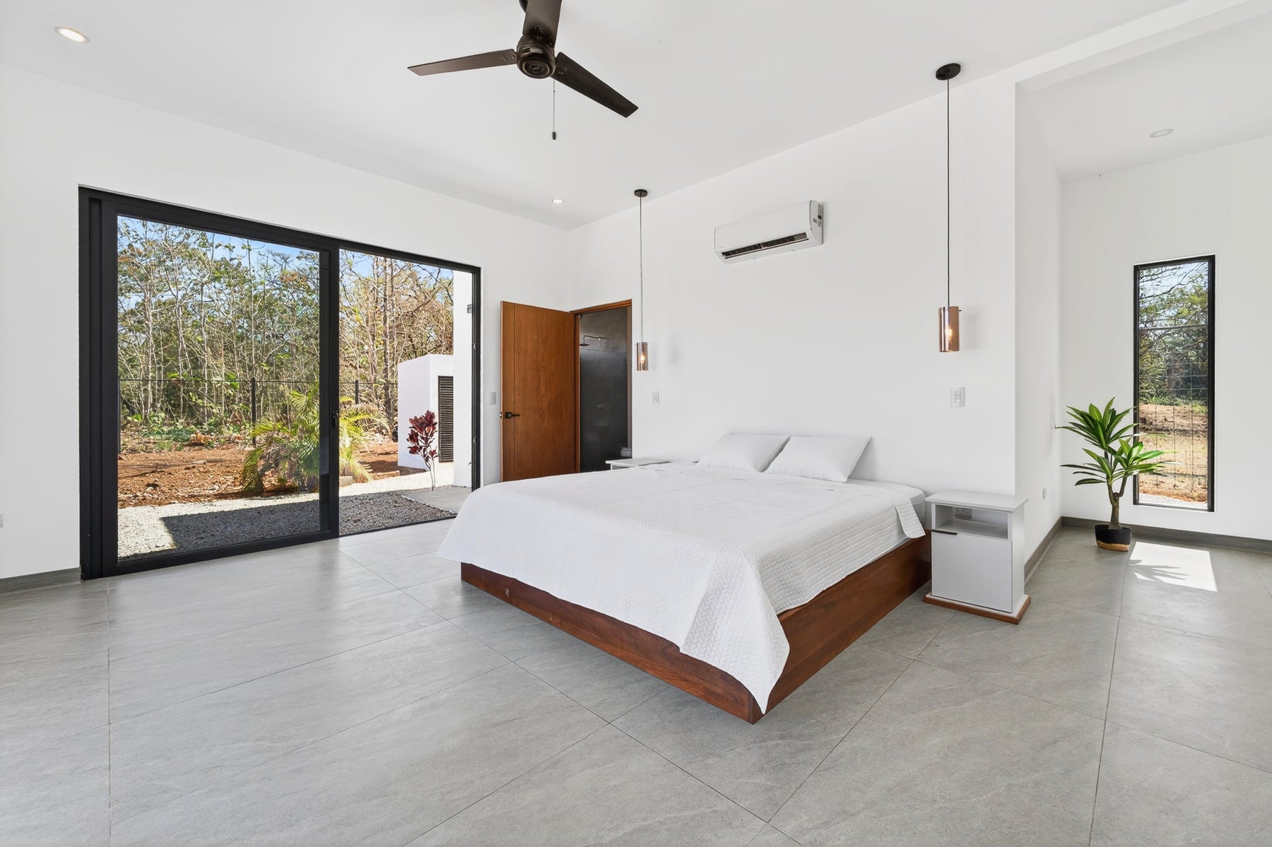 Modern Pool Home — photo 16 of 19