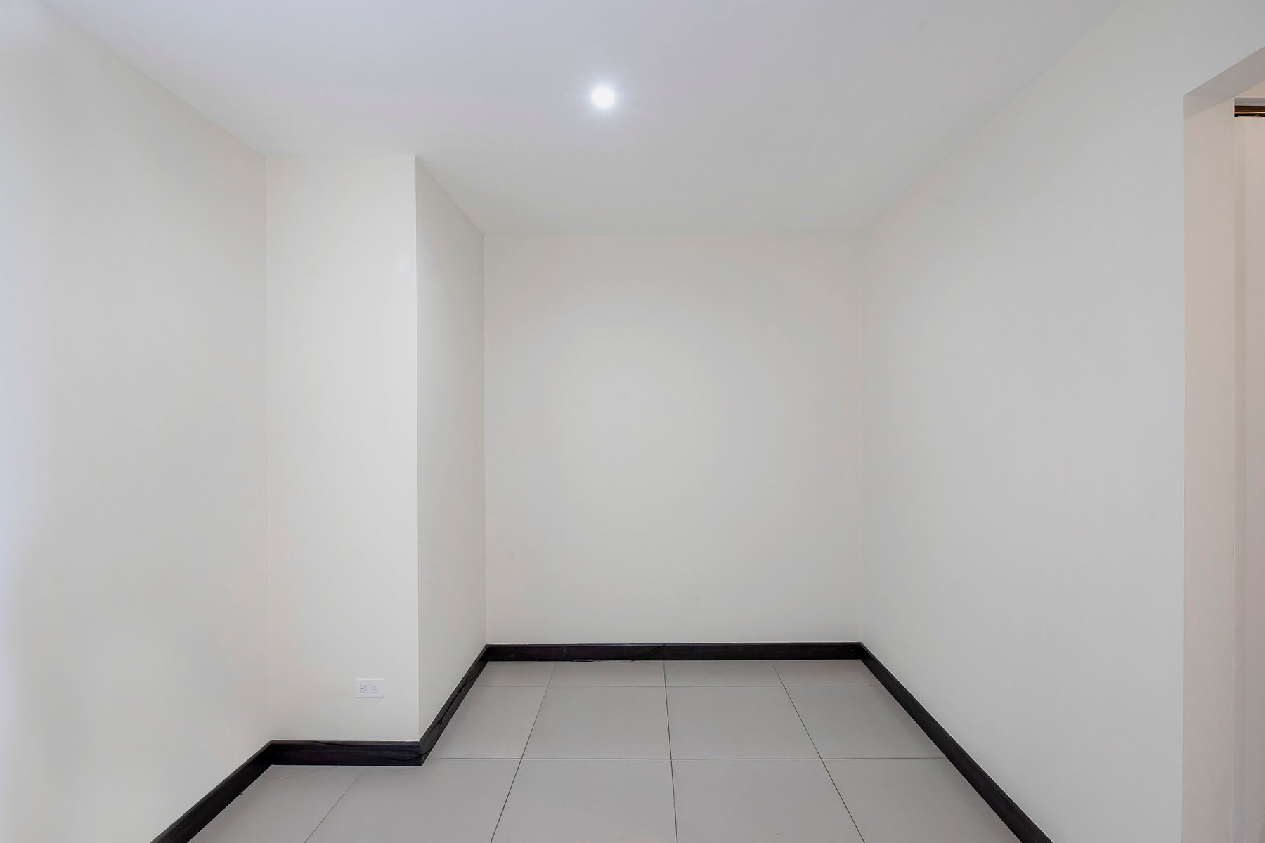 Sportiva Skyhomes Modern One Bedroom Condo on the Fourth Floor — photo 10 of 19