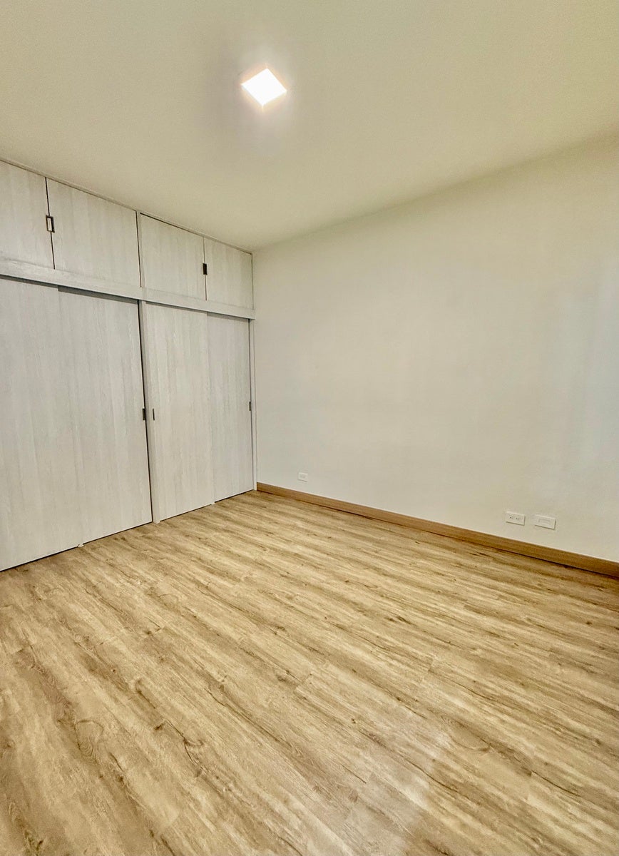Location, Value and Opportunity Spacious Urban Condo — foto 13 de 19