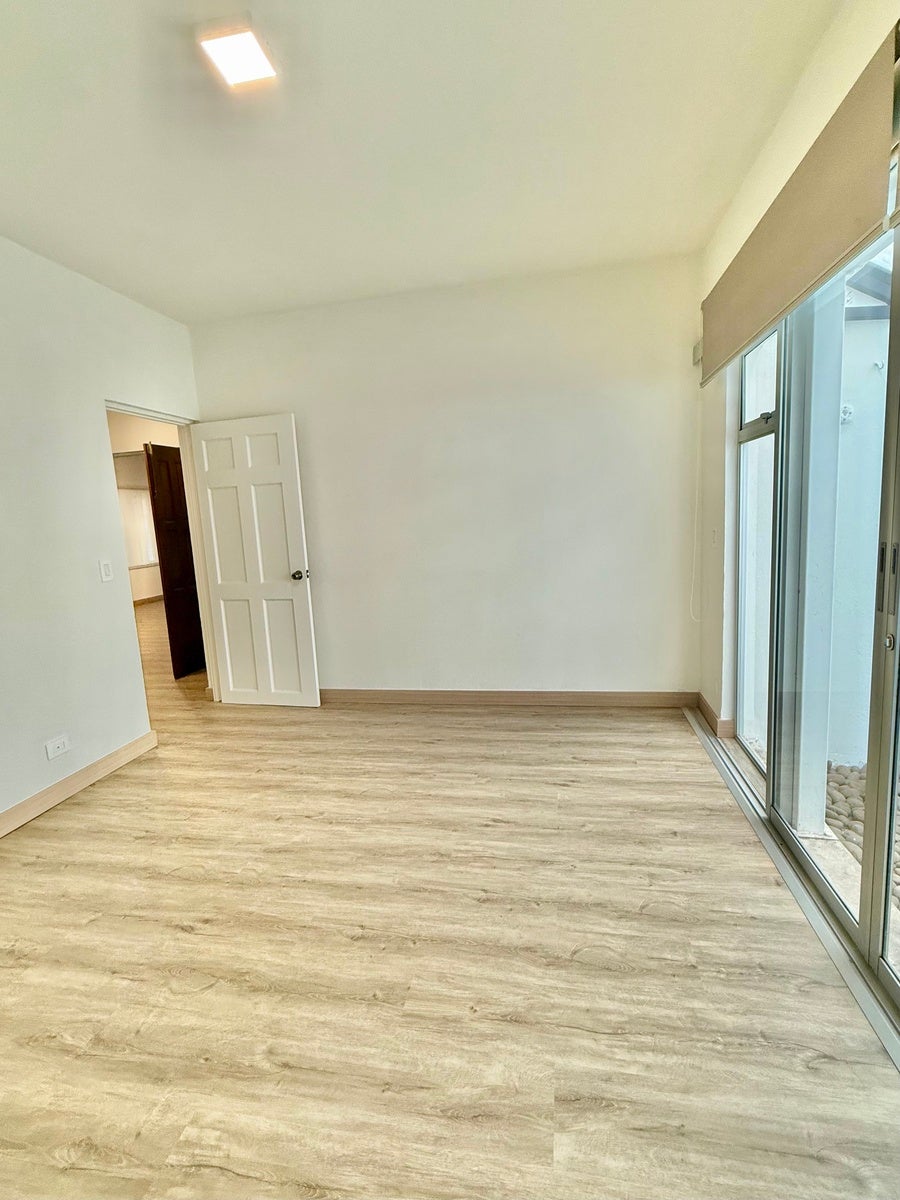 Location, Value and Opportunity Spacious Urban Condo — foto 18 de 19
