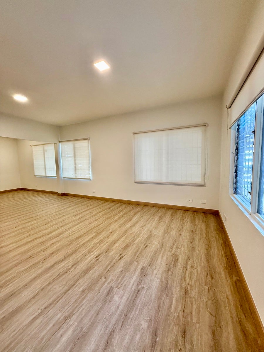 Location, Value and Opportunity Spacious Urban Condo — foto 2 de 19