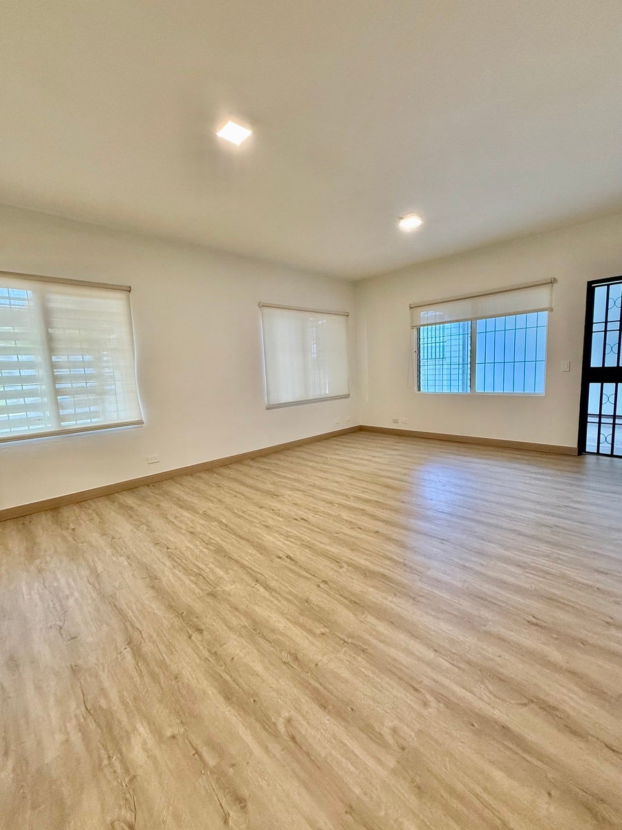 Location, Value and Opportunity Spacious Urban Condo — foto 3 de 19