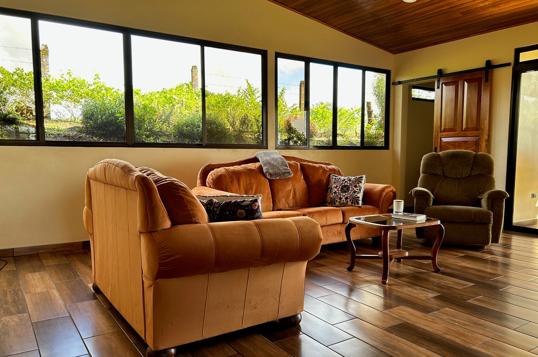 Home And Guesthouse With Lake Views On Large Lot — foto 7 de 19