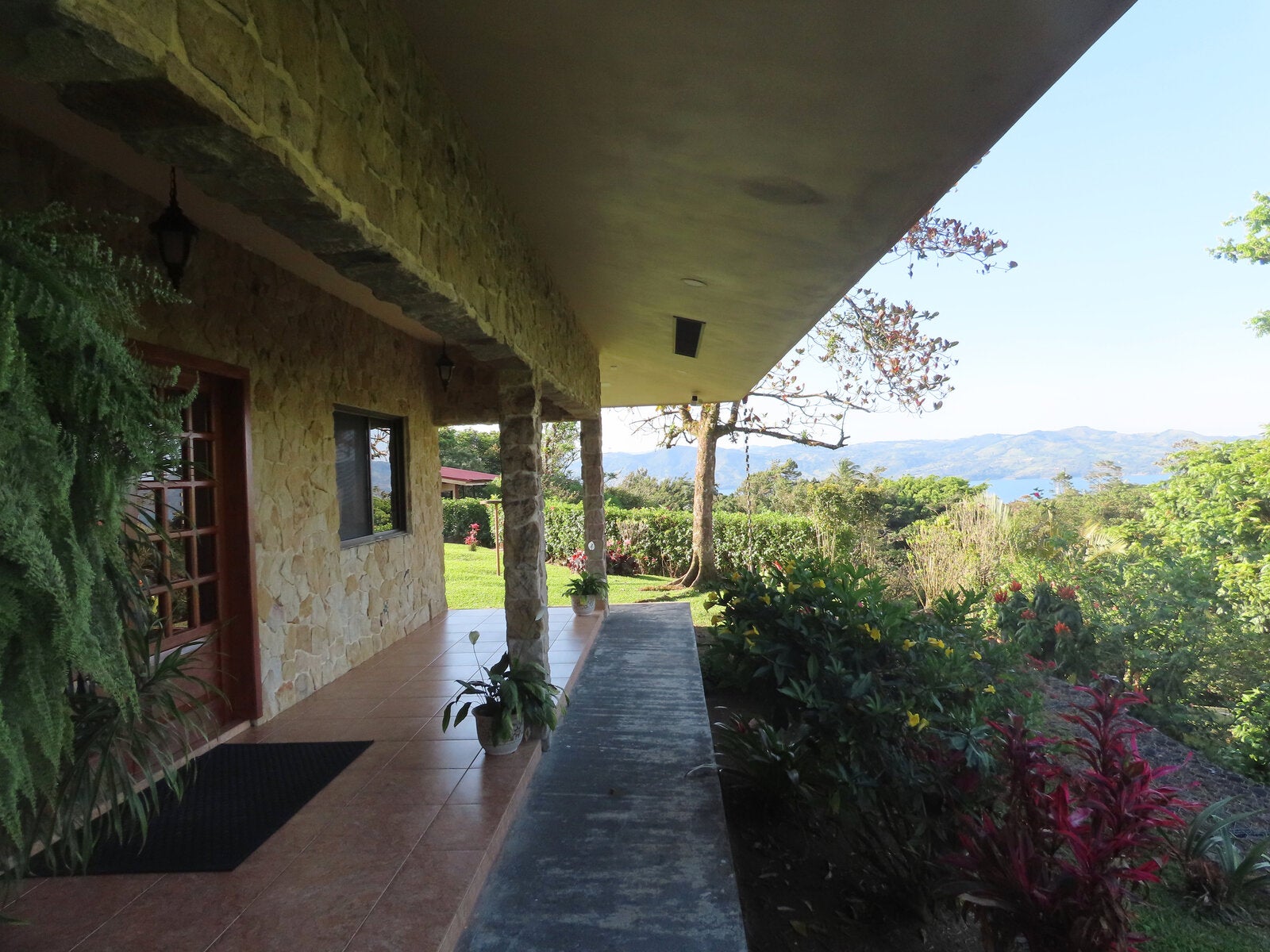 Home And Guesthouse With Lake Views On Large Lot — foto 6 de 19