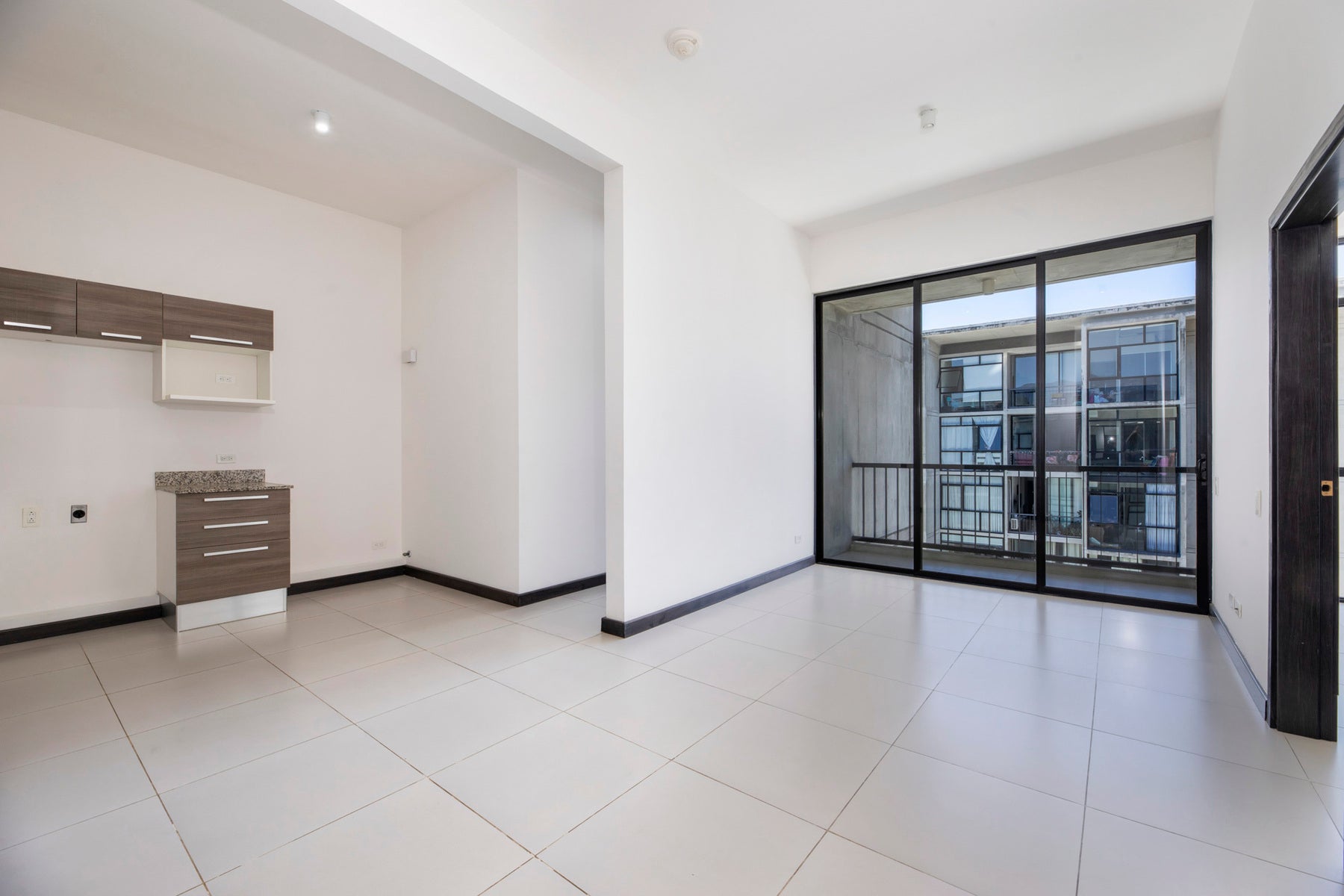 Sportiva Skyhomes Sophisticated Two Bedroom Condo on the Fifth Floor — photo 4 of 18