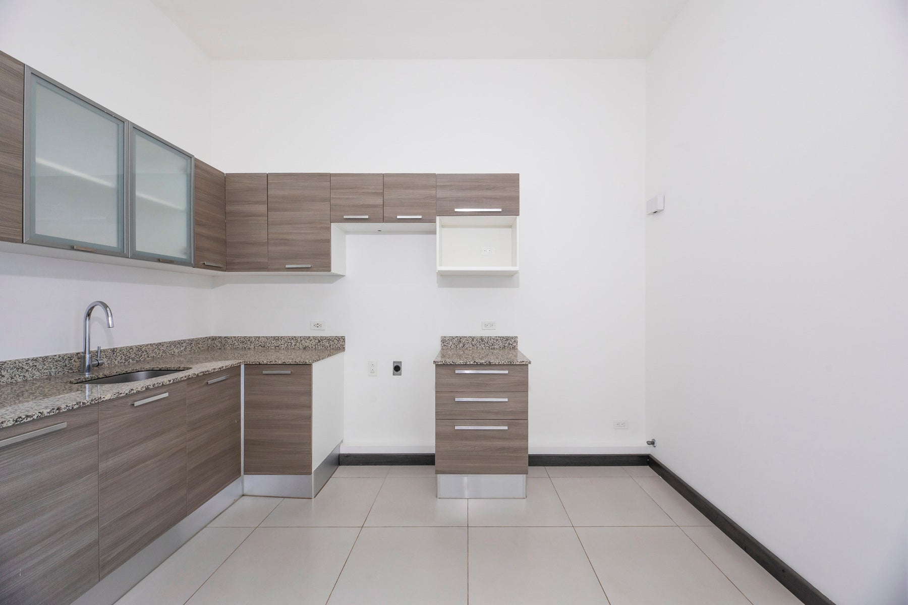 Sportiva Skyhomes Sophisticated Two Bedroom Condo on the Fifth Floor — photo 5 of 18