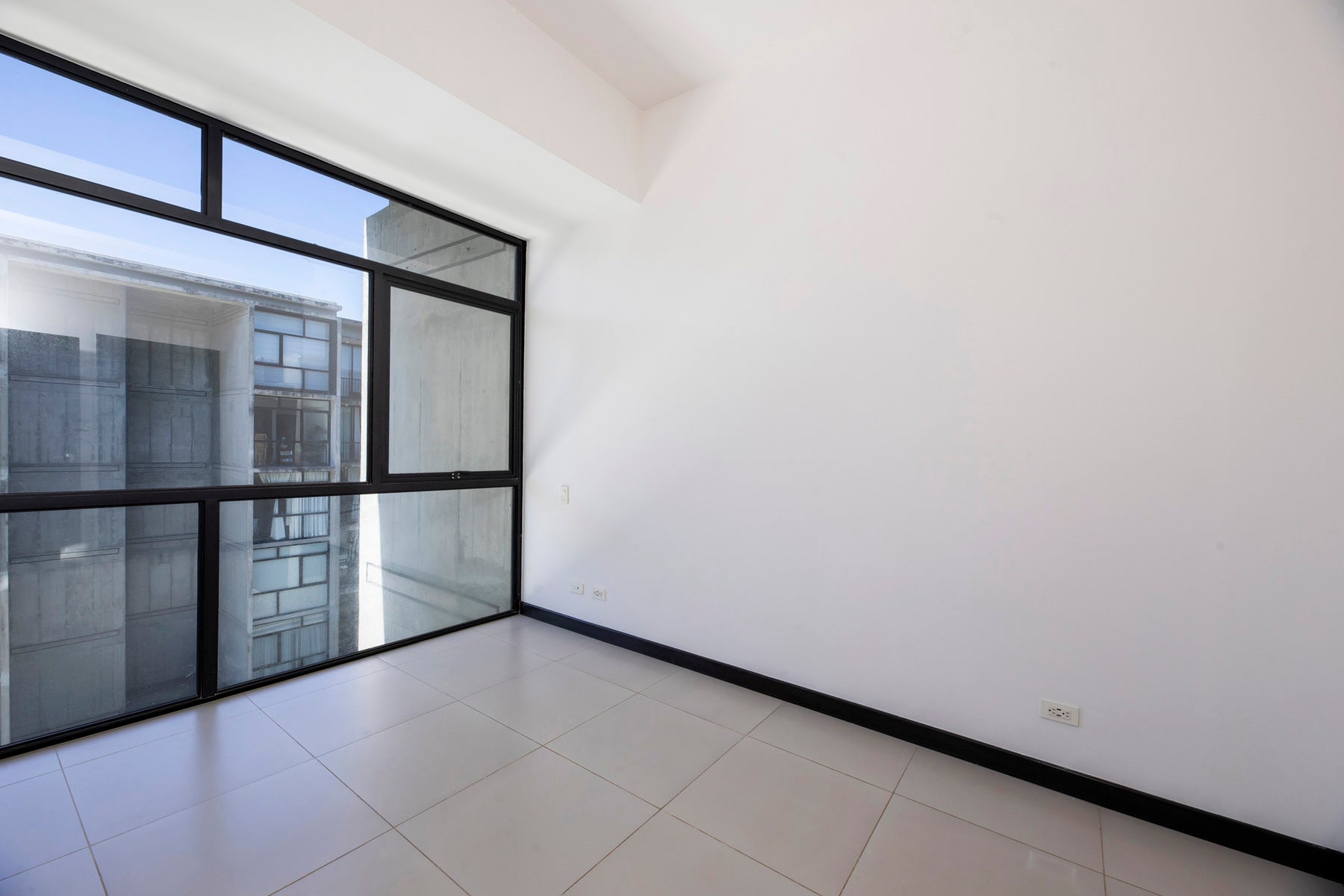 Sportiva Skyhomes Sophisticated Two Bedroom Condo on the Fifth Floor — photo 7 of 18