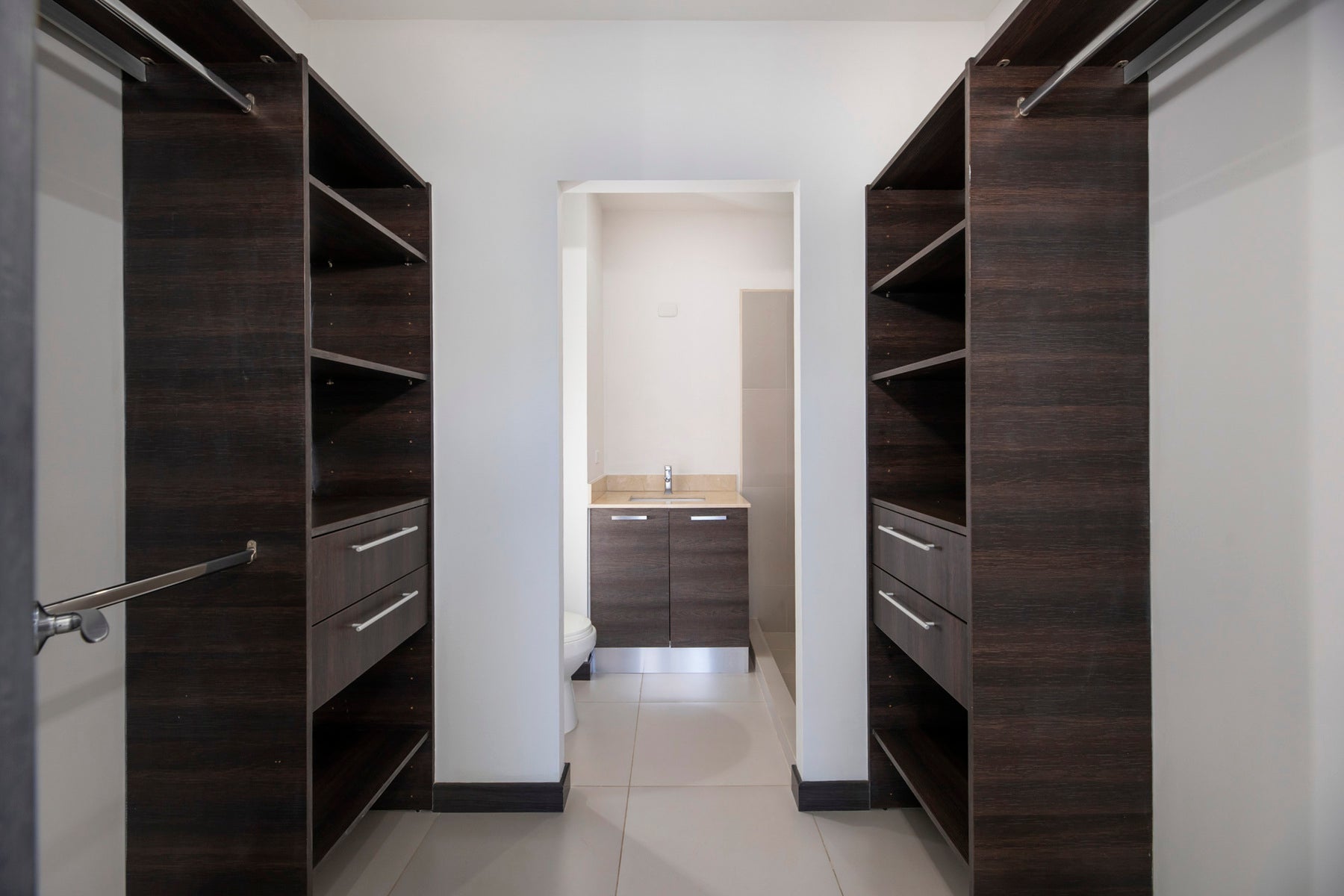 Sportiva Skyhomes Sophisticated Two Bedroom Condo on the Fifth Floor — photo 8 of 18
