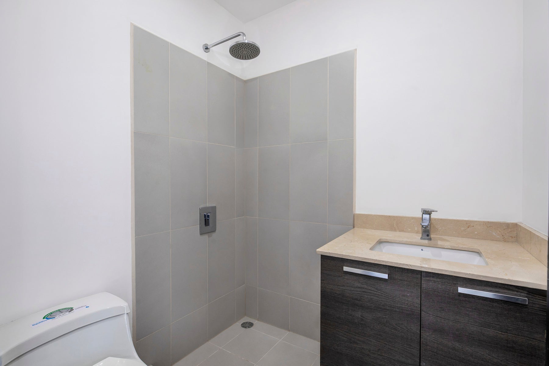 Sportiva Skyhomes Sophisticated Two Bedroom Condo on the Fifth Floor — photo 12 of 18