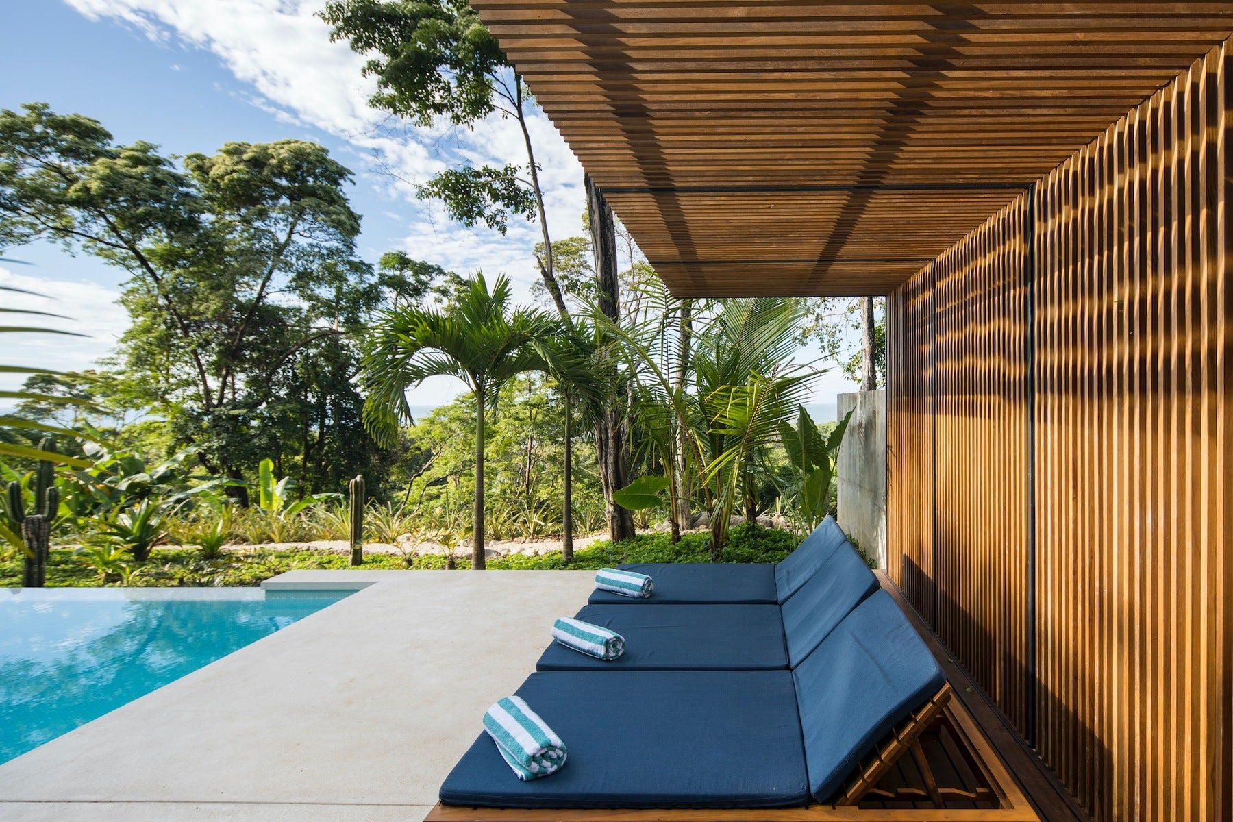 Modern Ocean View House — photo 9 of 19