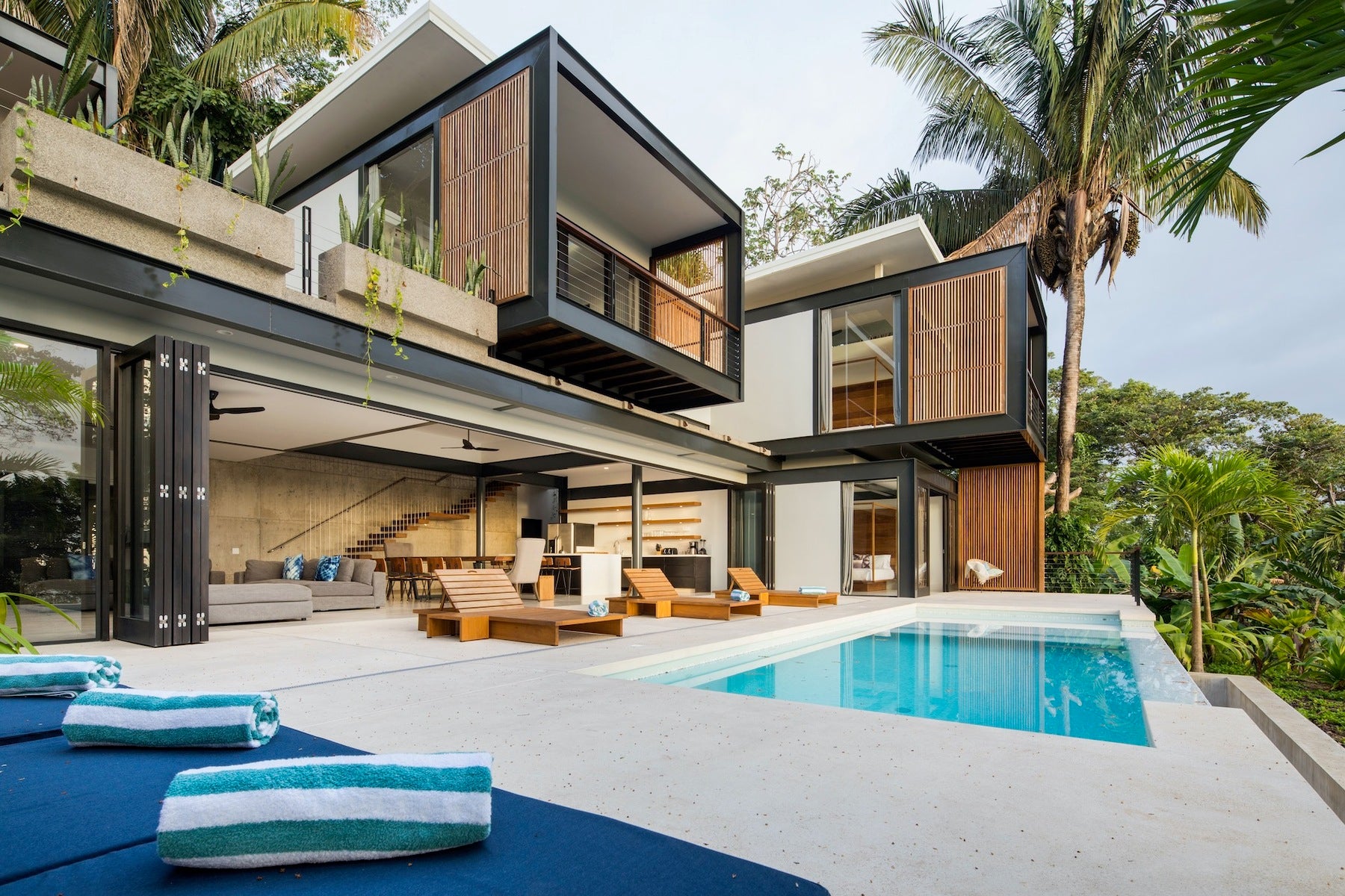 Modern Ocean View House — photo 10 of 19