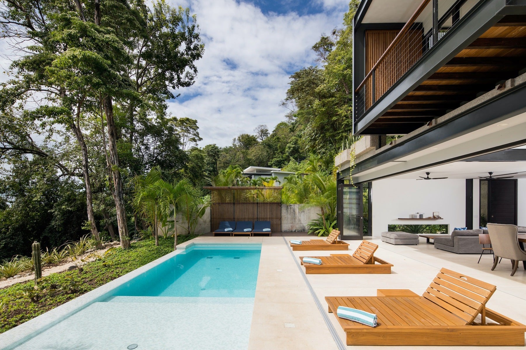 Modern Ocean View House — photo 13 of 19