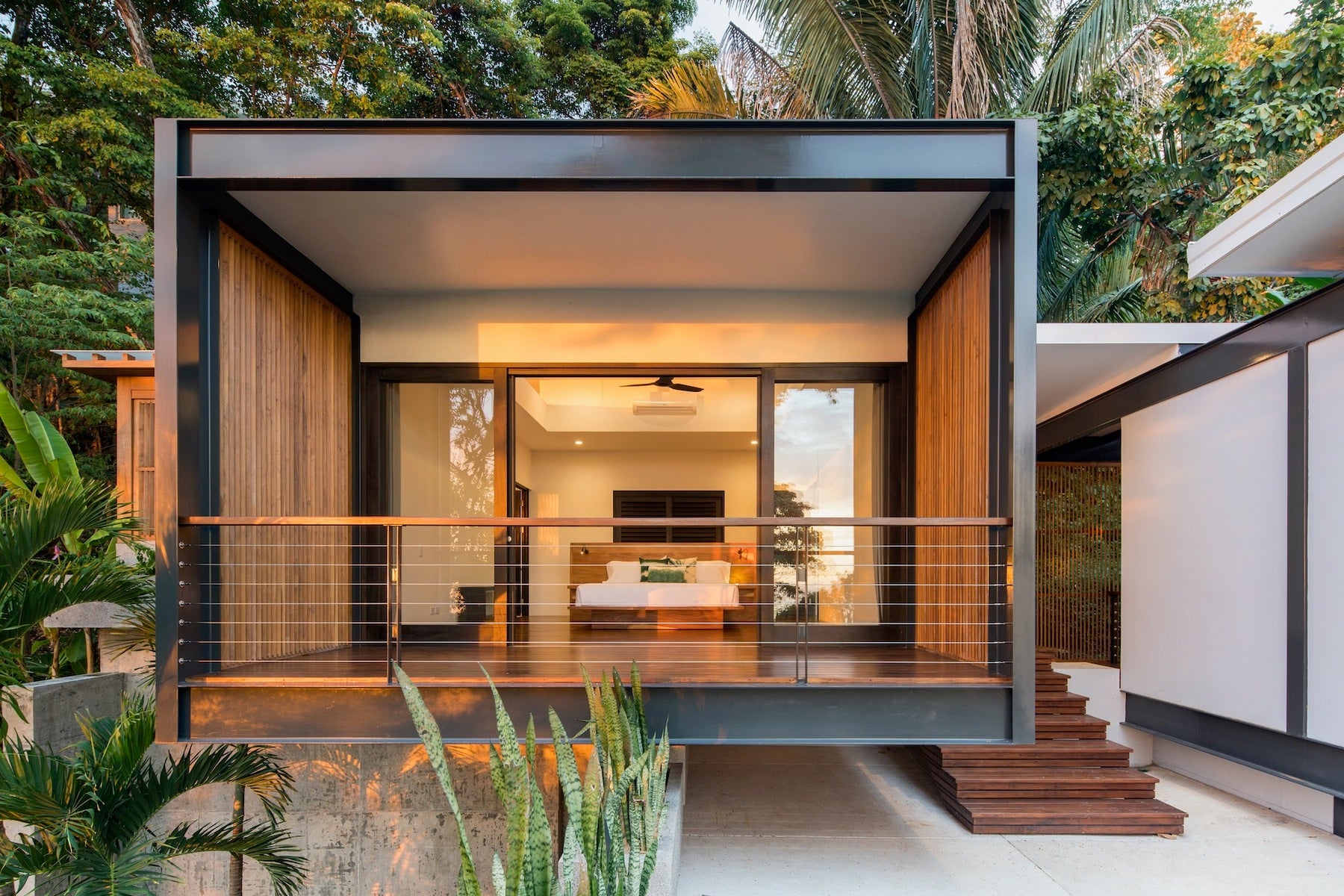 Modern Ocean View House — photo 8 of 19