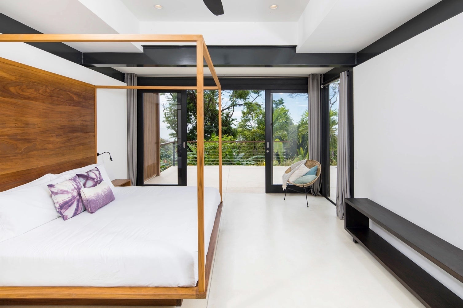 Modern Ocean View House — photo 11 of 19