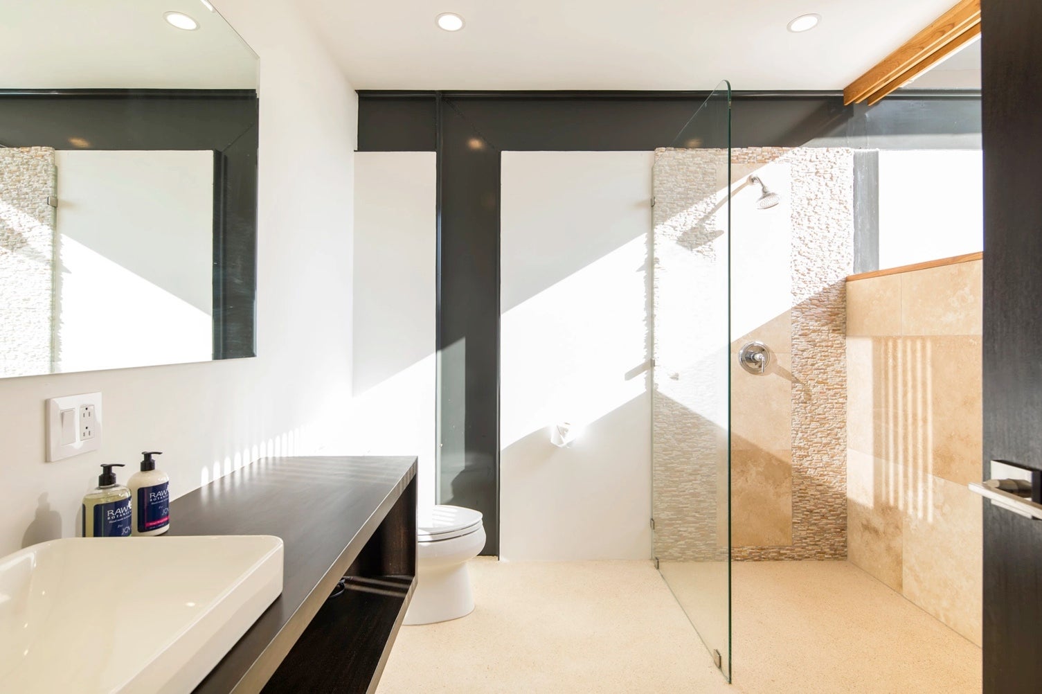 Modern Ocean View House — photo 12 of 19