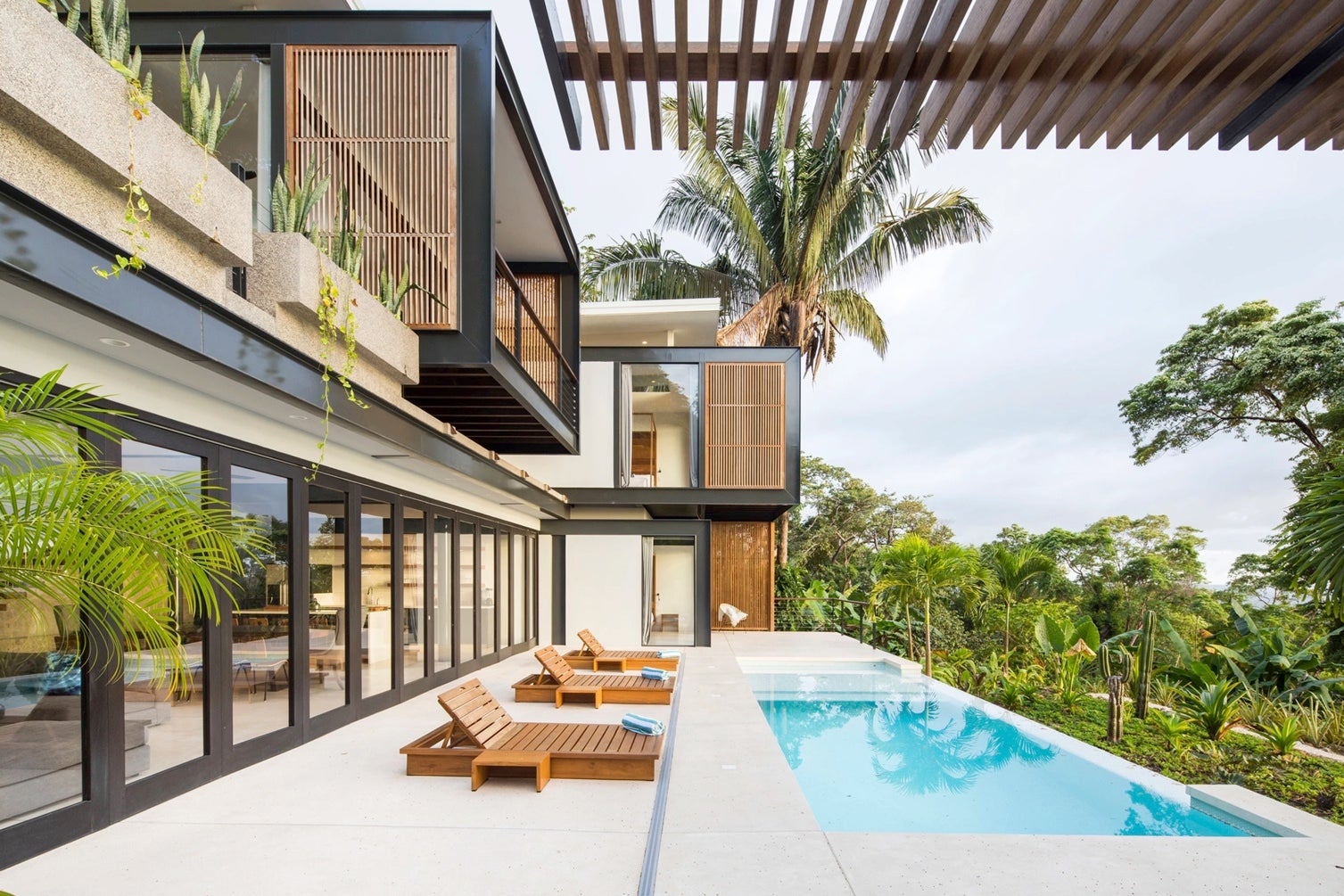 Modern Ocean View House — photo 16 of 19