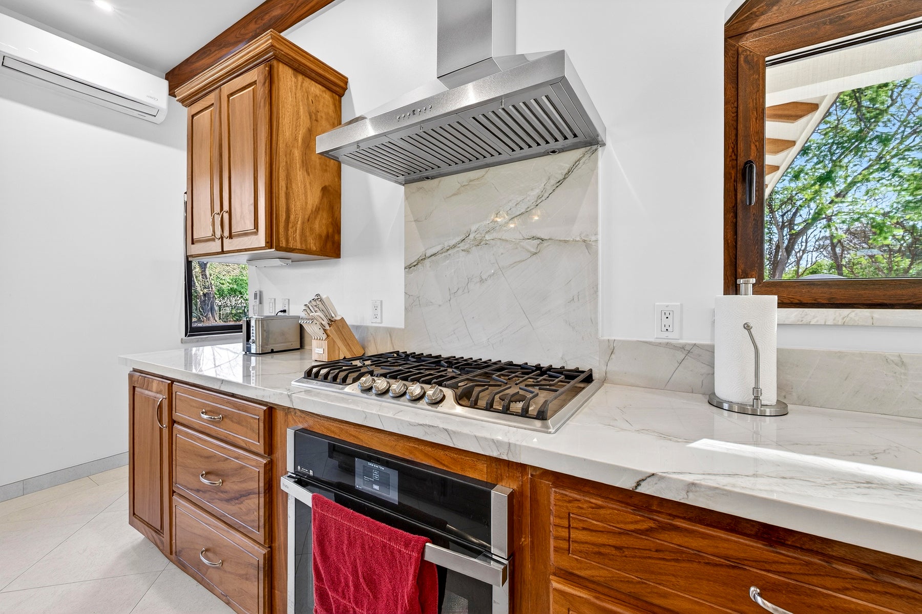 Brand New Luxury Home — photo 11 of 19