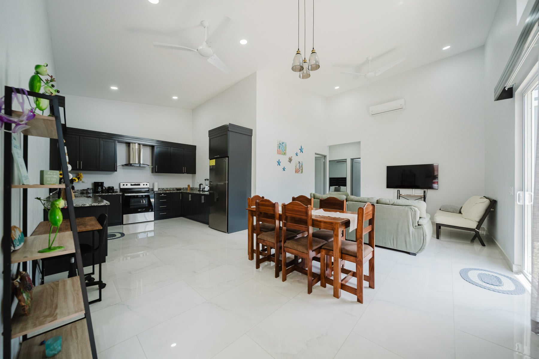 Modern Home Near Marina — photo 2 of 16