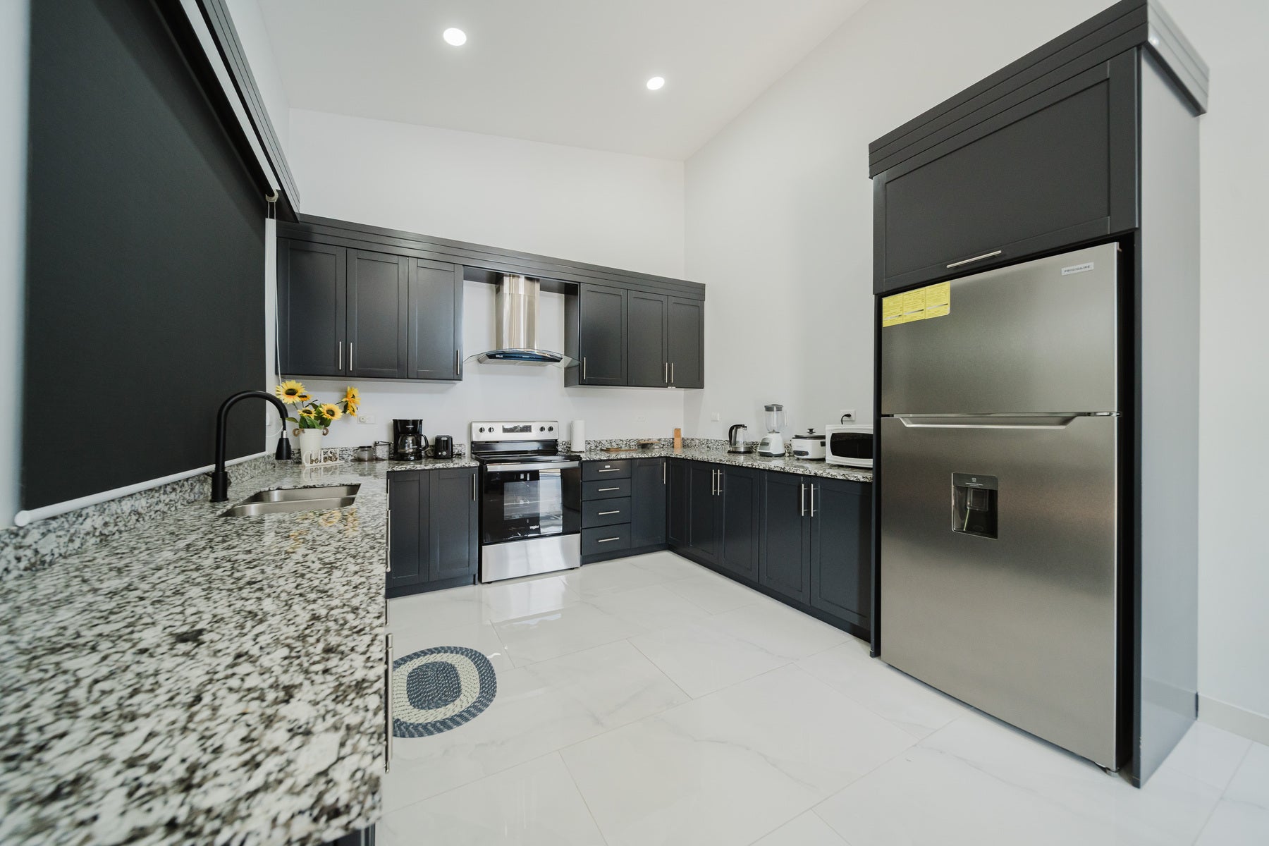 Modern Home Near Marina — photo 4 of 16