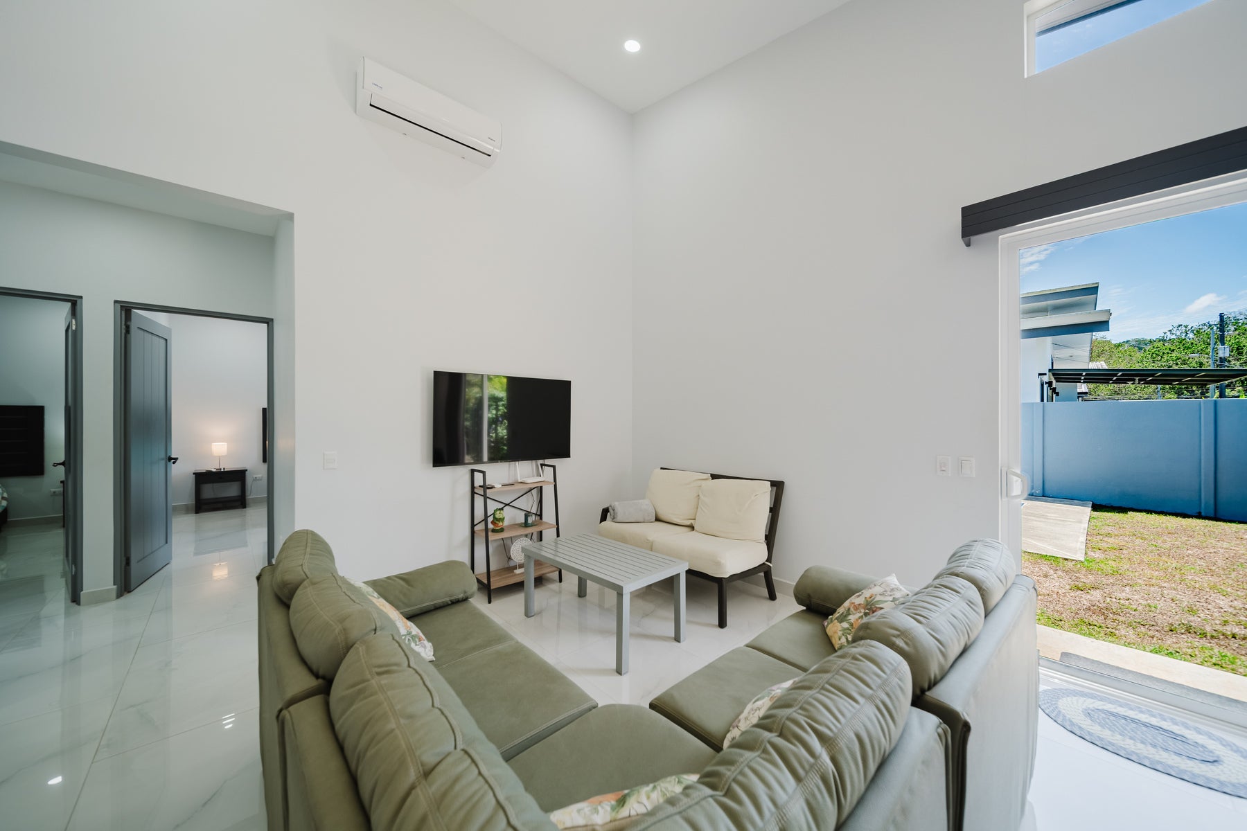 Modern Home Near Marina — photo 6 of 16