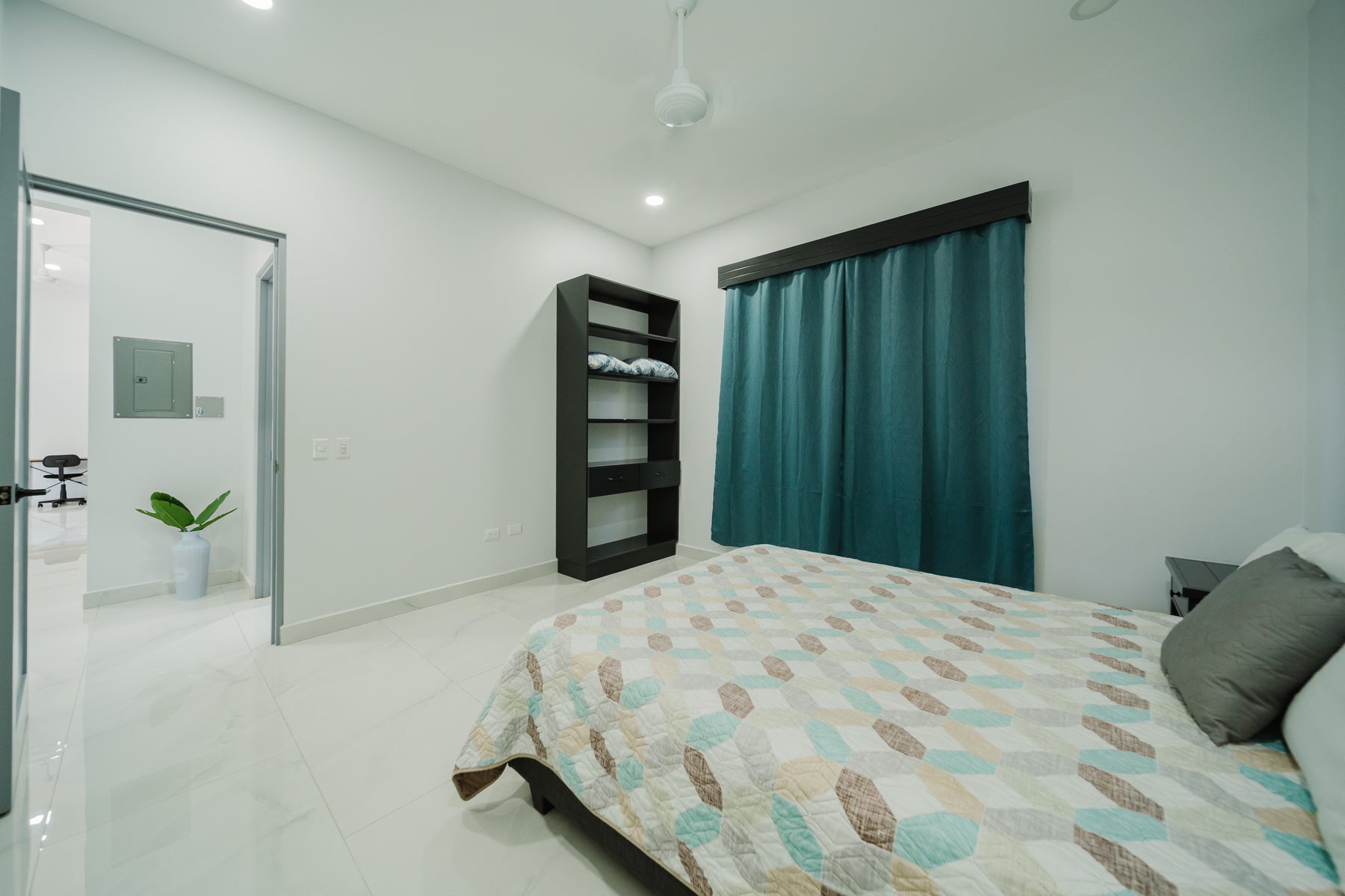 Modern Home Near Marina — photo 10 of 16