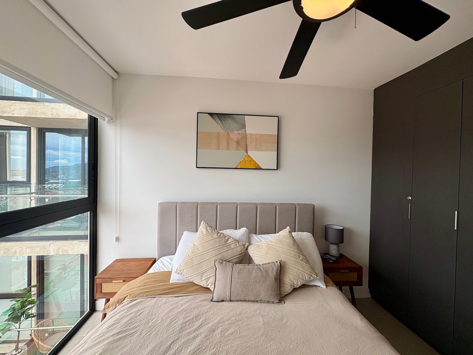 Apartment With Views And Rooftop Amenities — photo 9 of 16