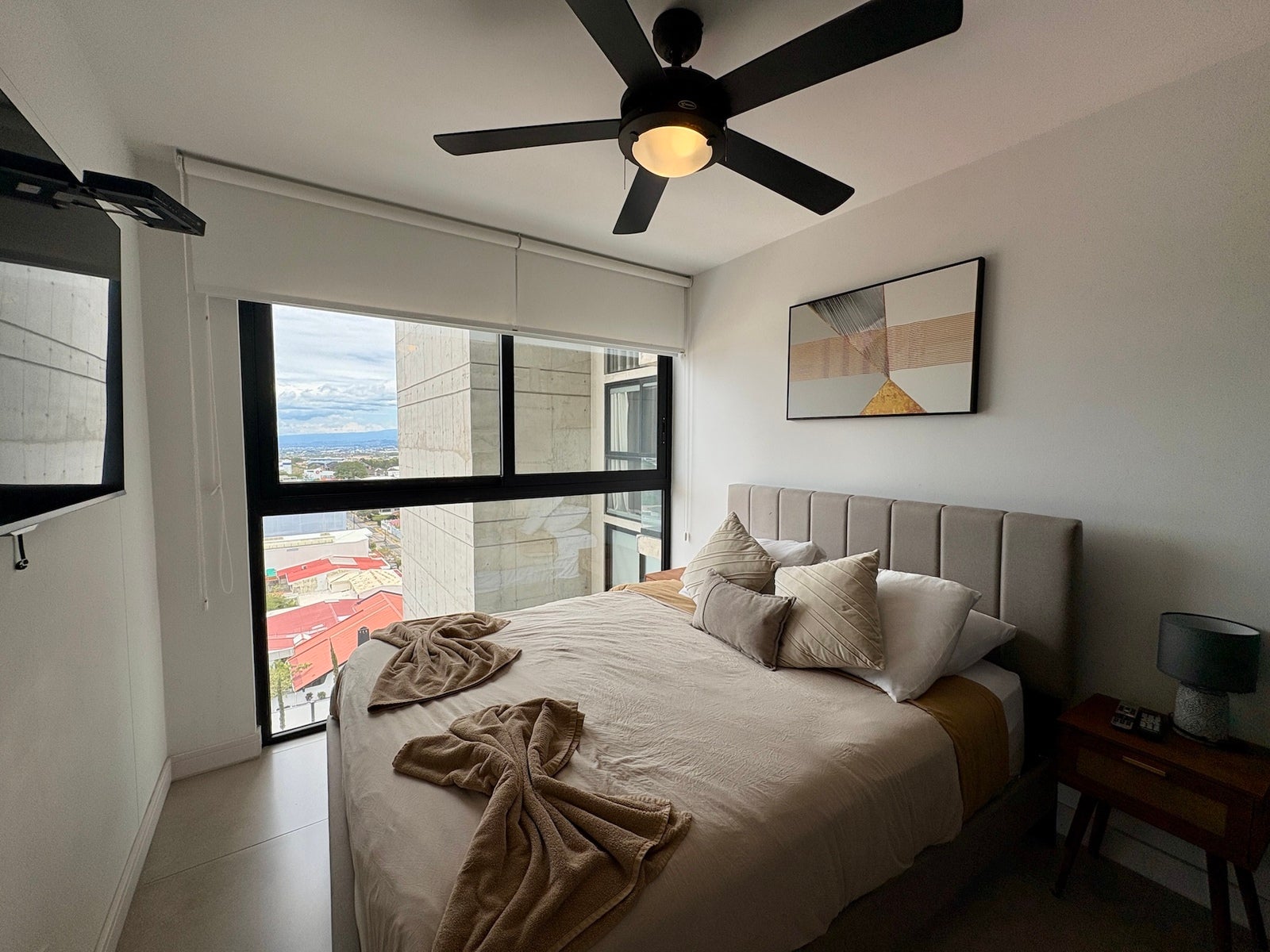 Apartment With Views And Rooftop Amenities — photo 11 of 16