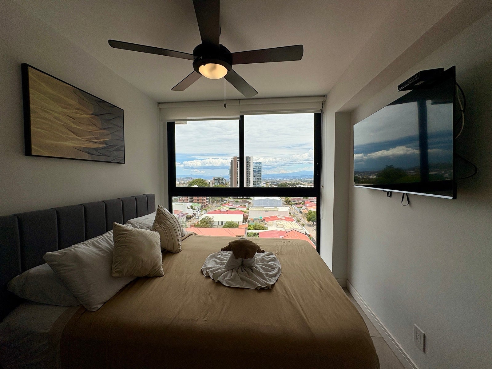 Apartment With Views And Rooftop Amenities — photo 7 of 16