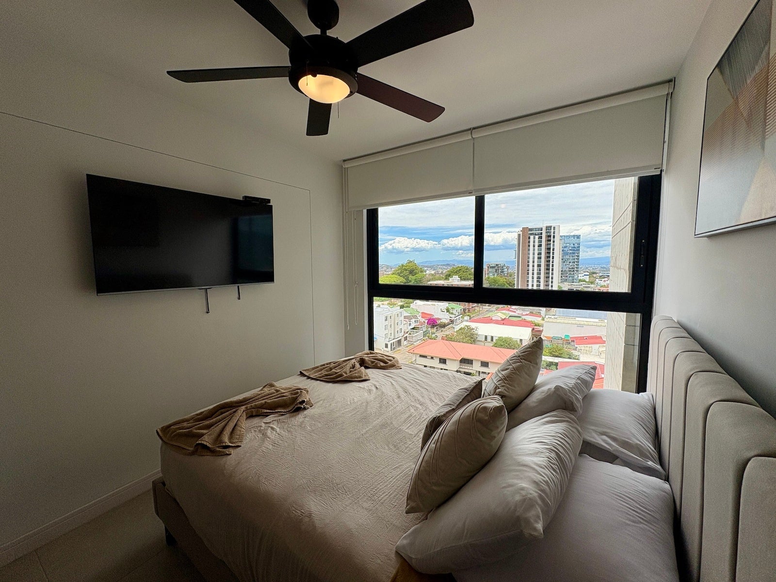 Apartment With Views And Rooftop Amenities — photo 10 of 16