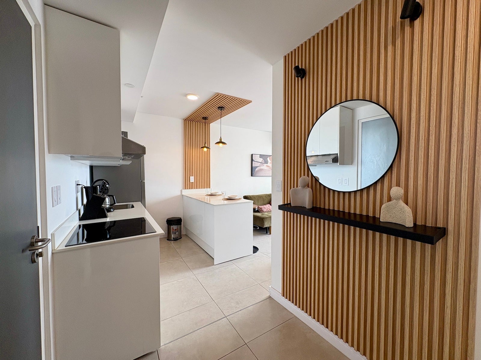 Apartment With Views And Rooftop Amenities — photo 2 of 16