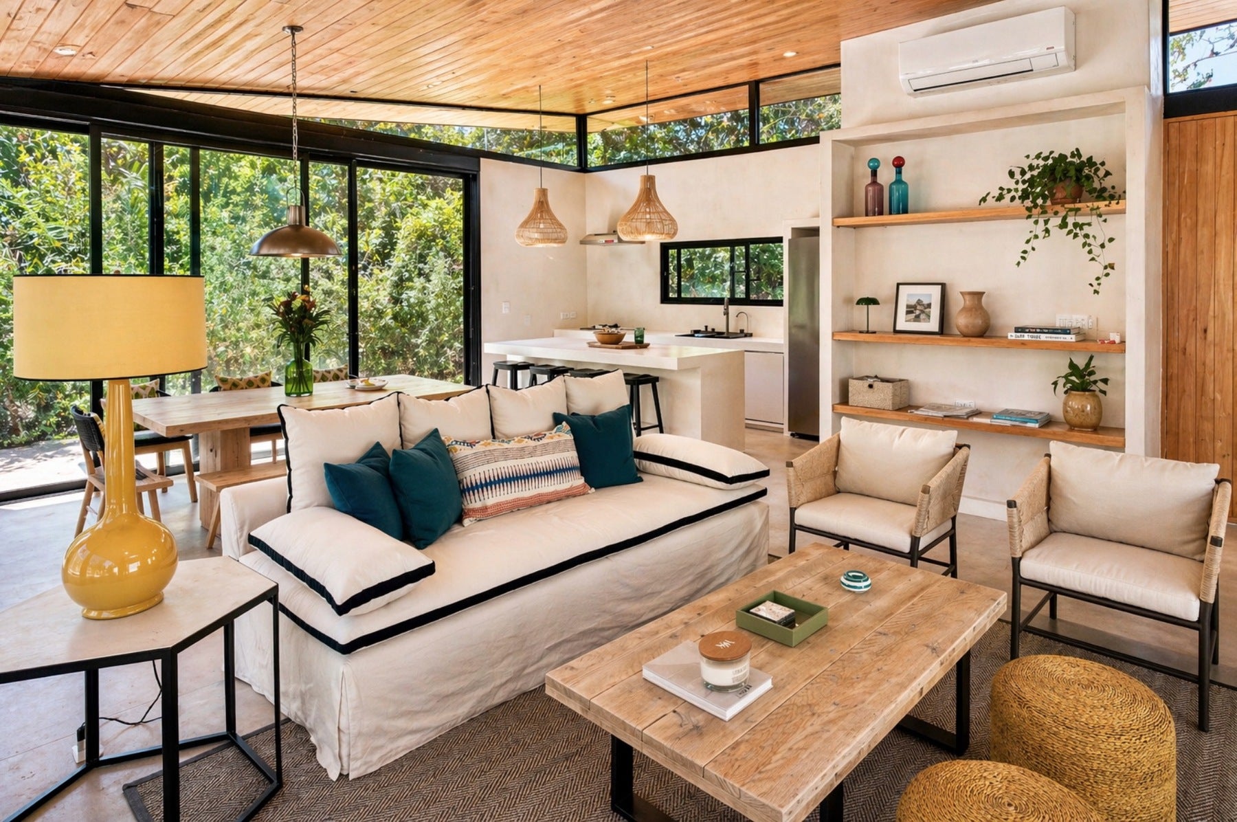Elegant Three Bedroom House — photo 3 of 16