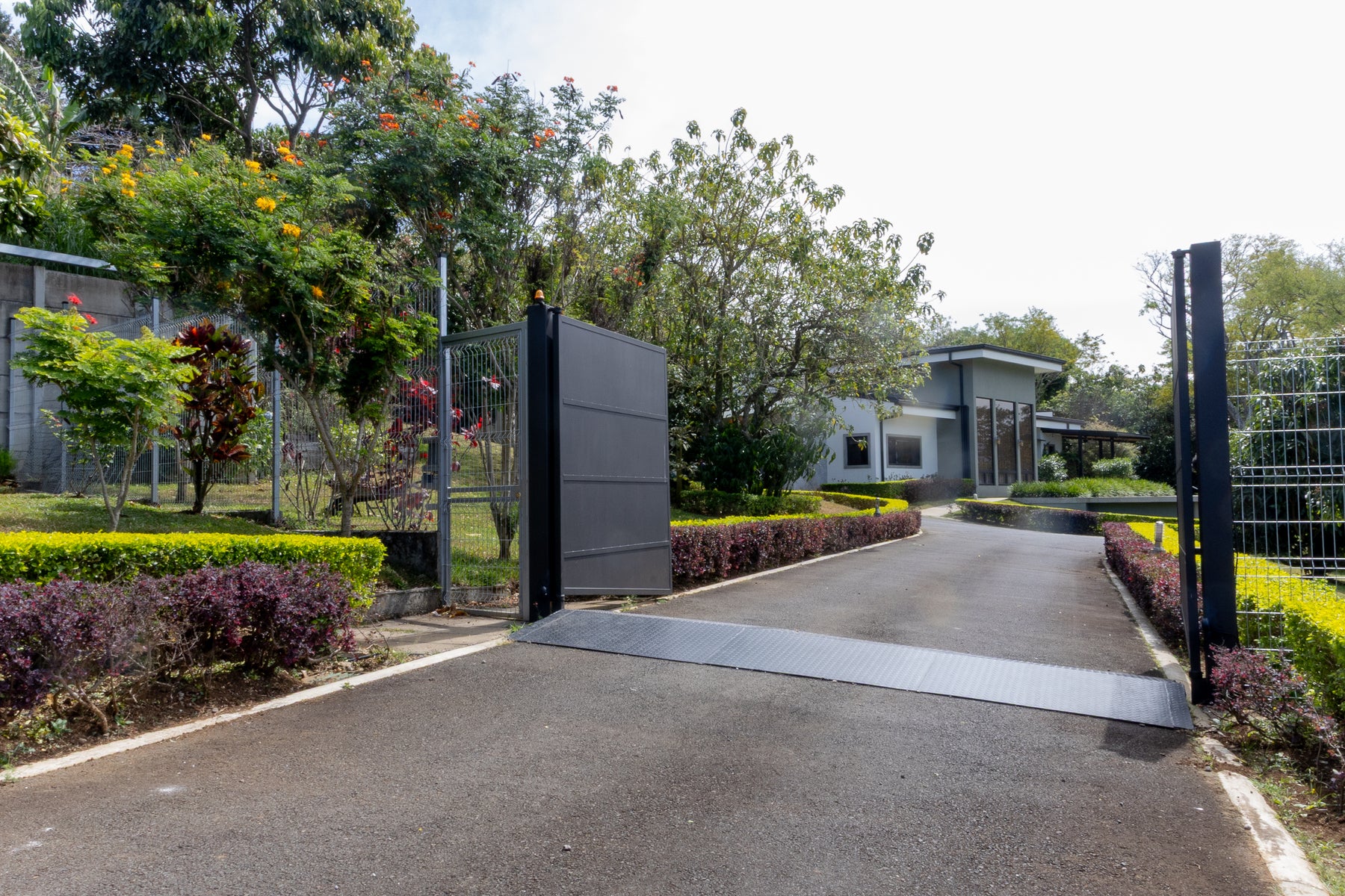 Luxury Property with Two Homes in Puente Salas de Barva — photo 16 of 19