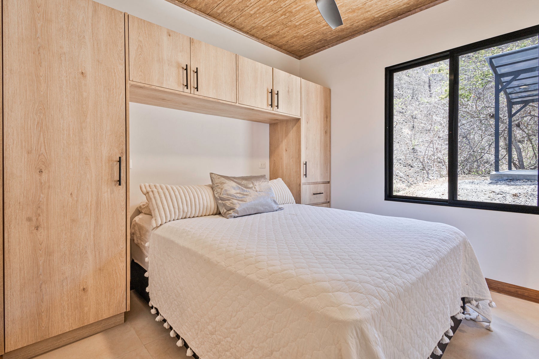 Modern Hilltop Home with Ocean Views — photo 4 of 19