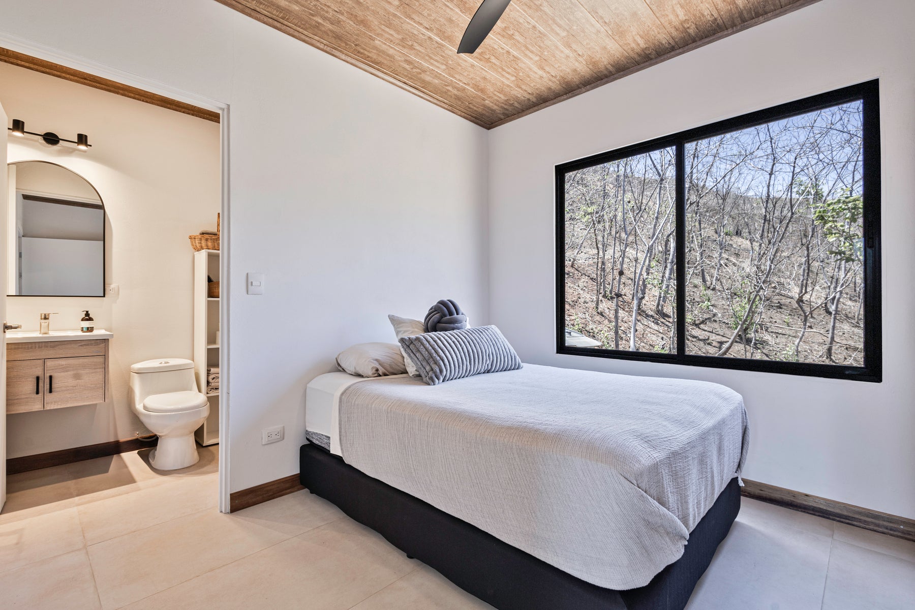 Modern Hilltop Home with Ocean Views — photo 7 of 19