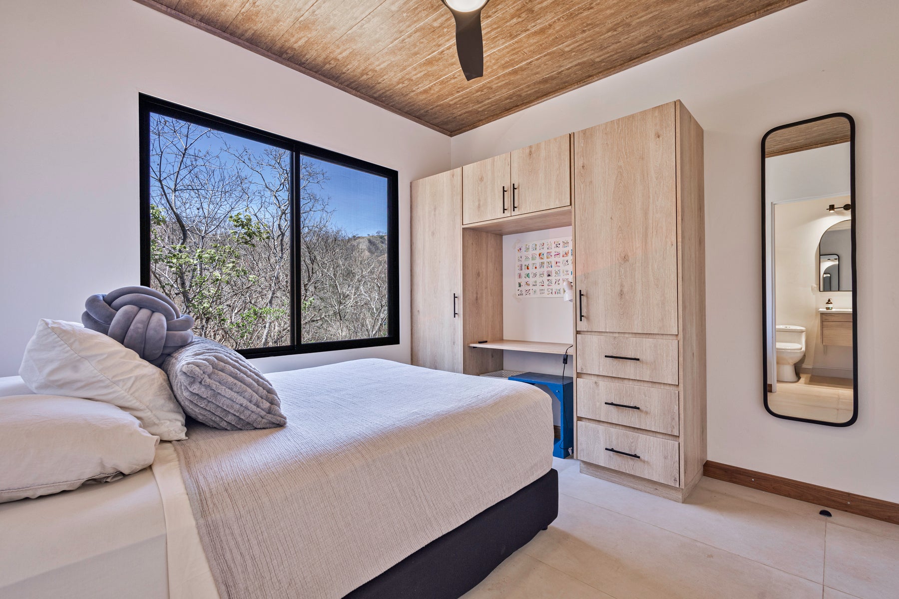 Modern Hilltop Home with Ocean Views — photo 8 of 19