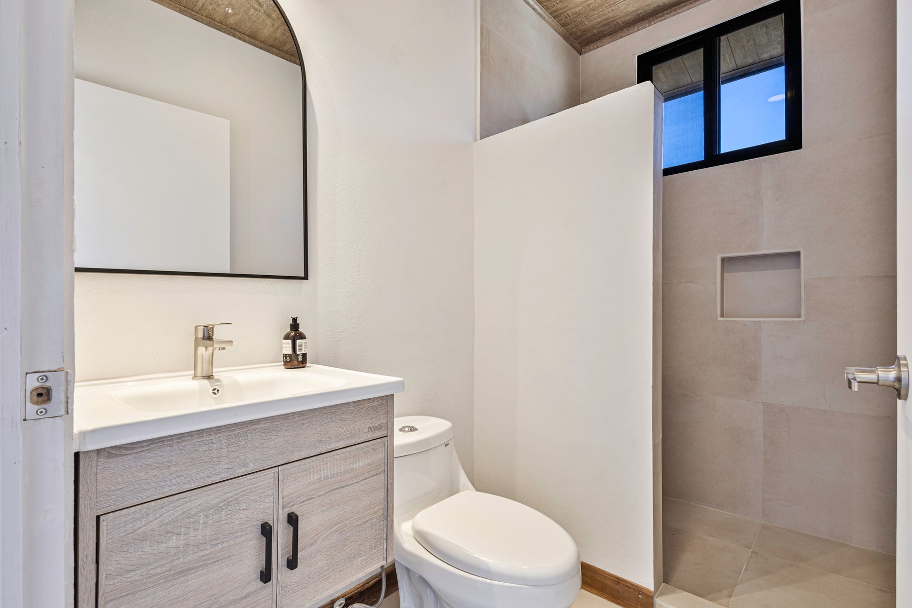Modern Hilltop Home with Ocean Views — photo 14 of 19