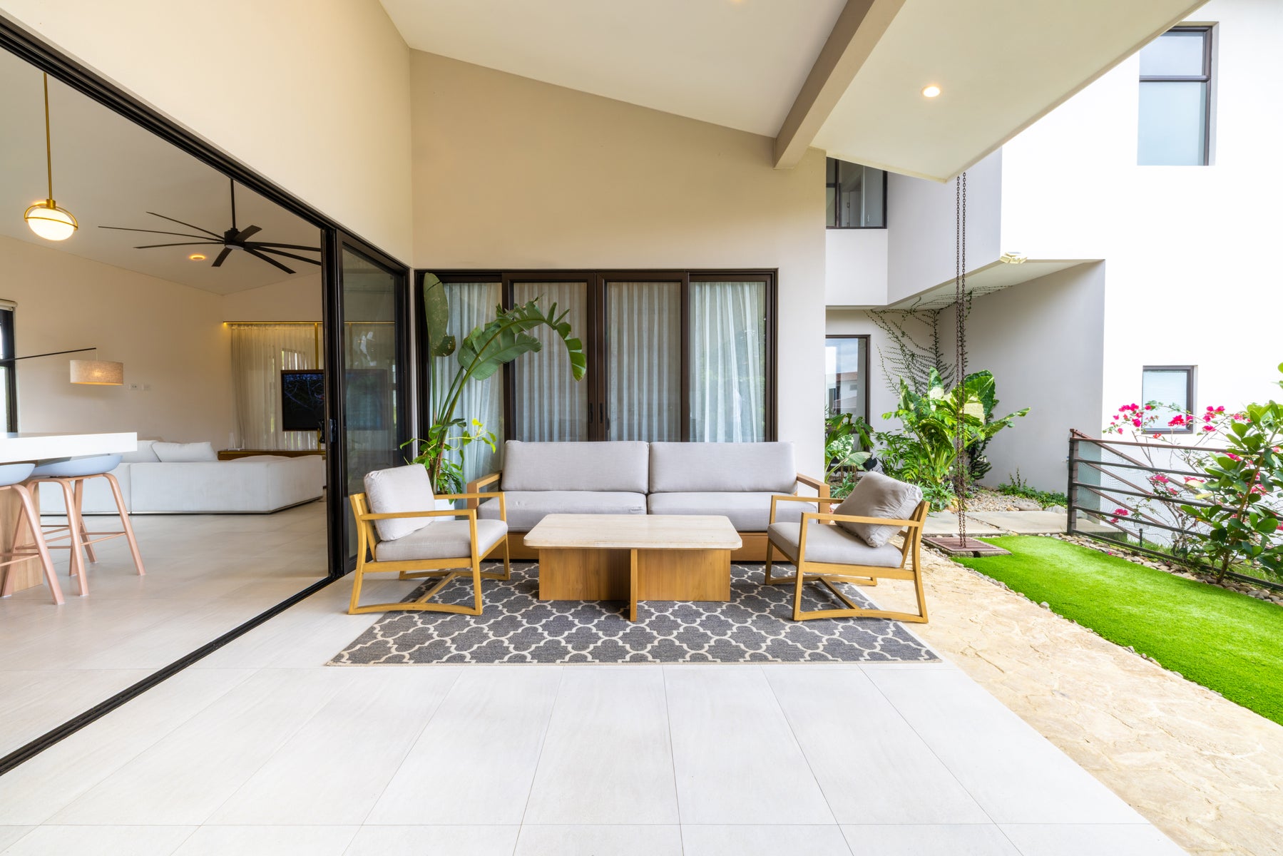 Modern Family Residence — photo 3 of 19