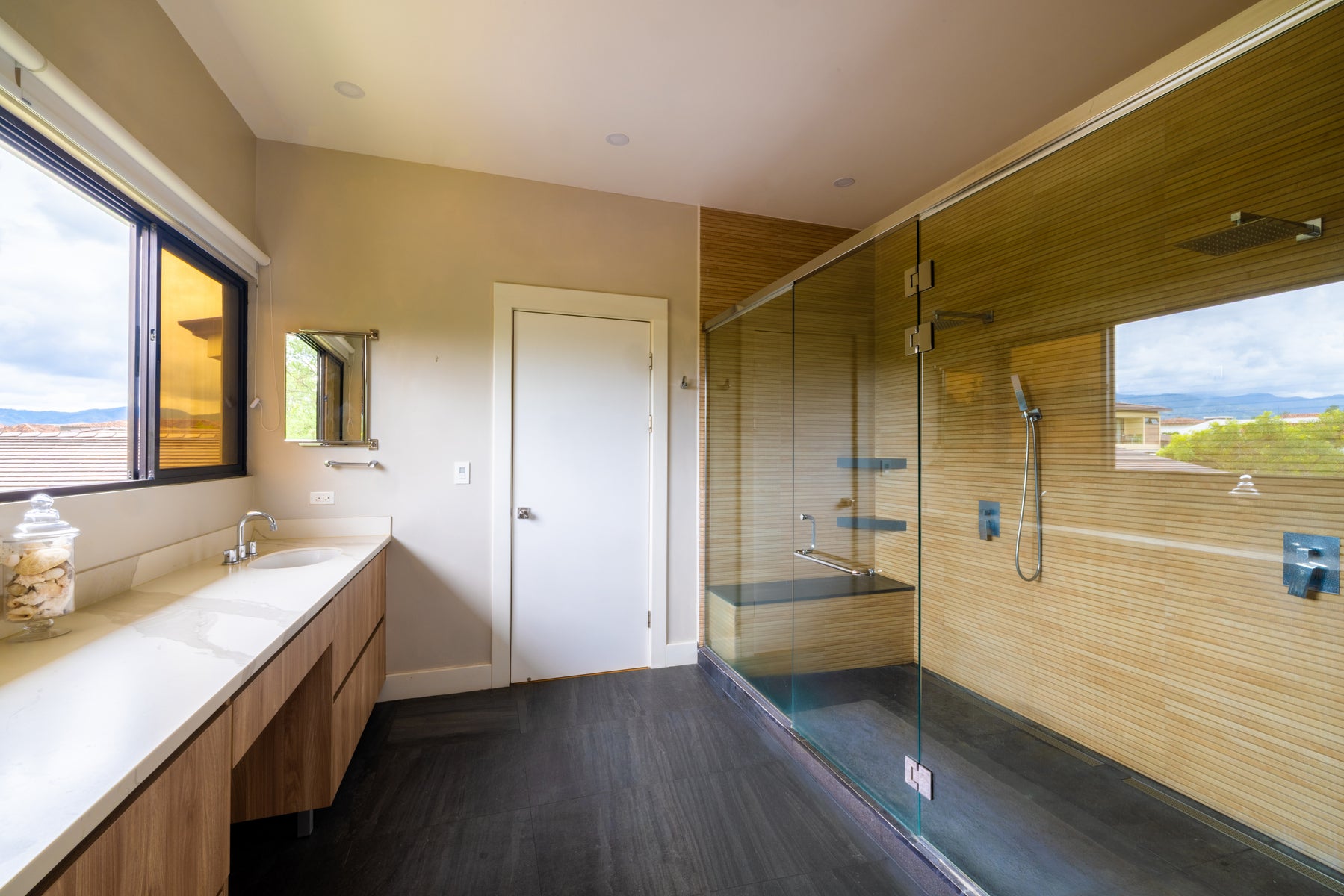 Modern Family Residence — photo 6 of 19